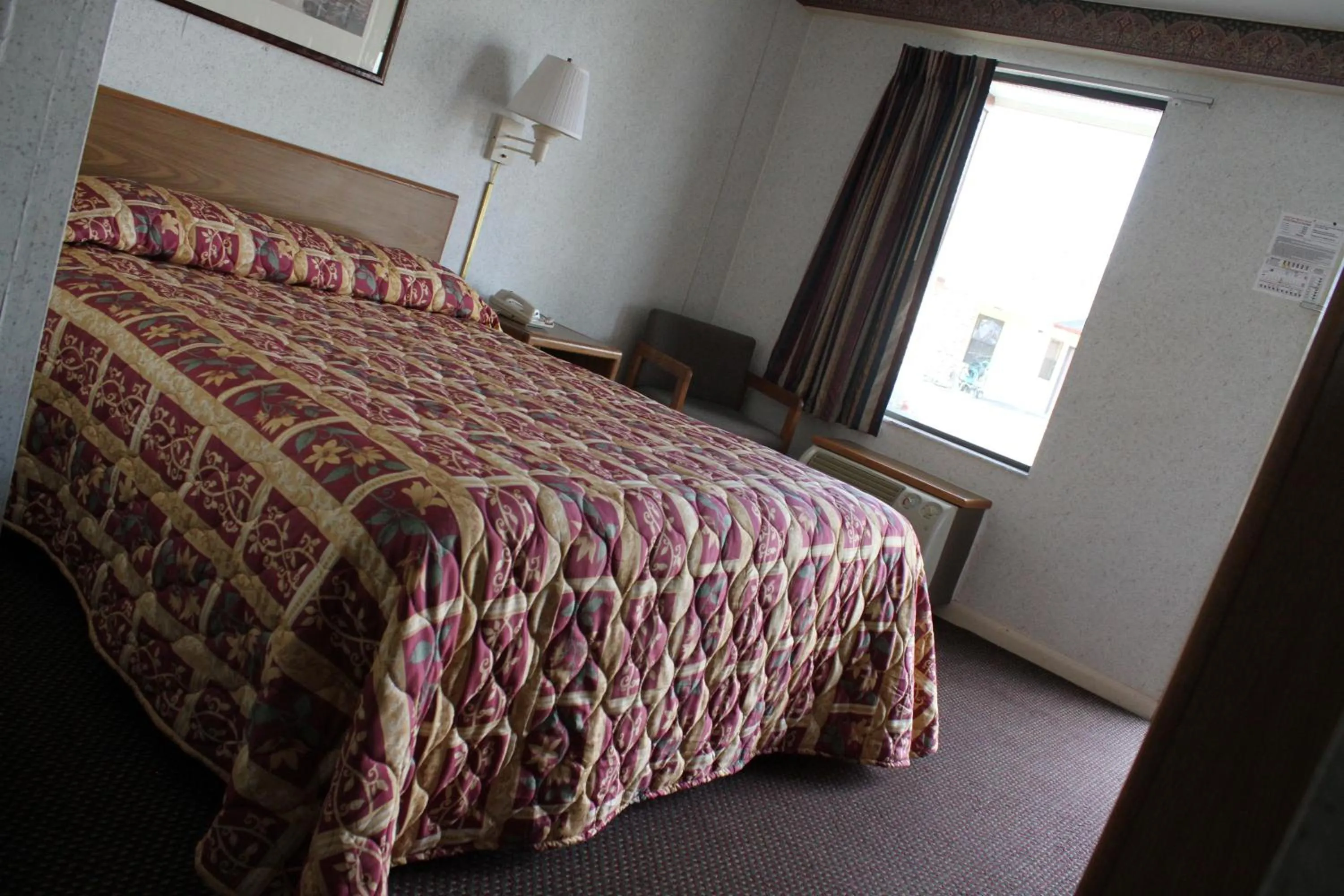 Bed in Budget Host Inn Bristol