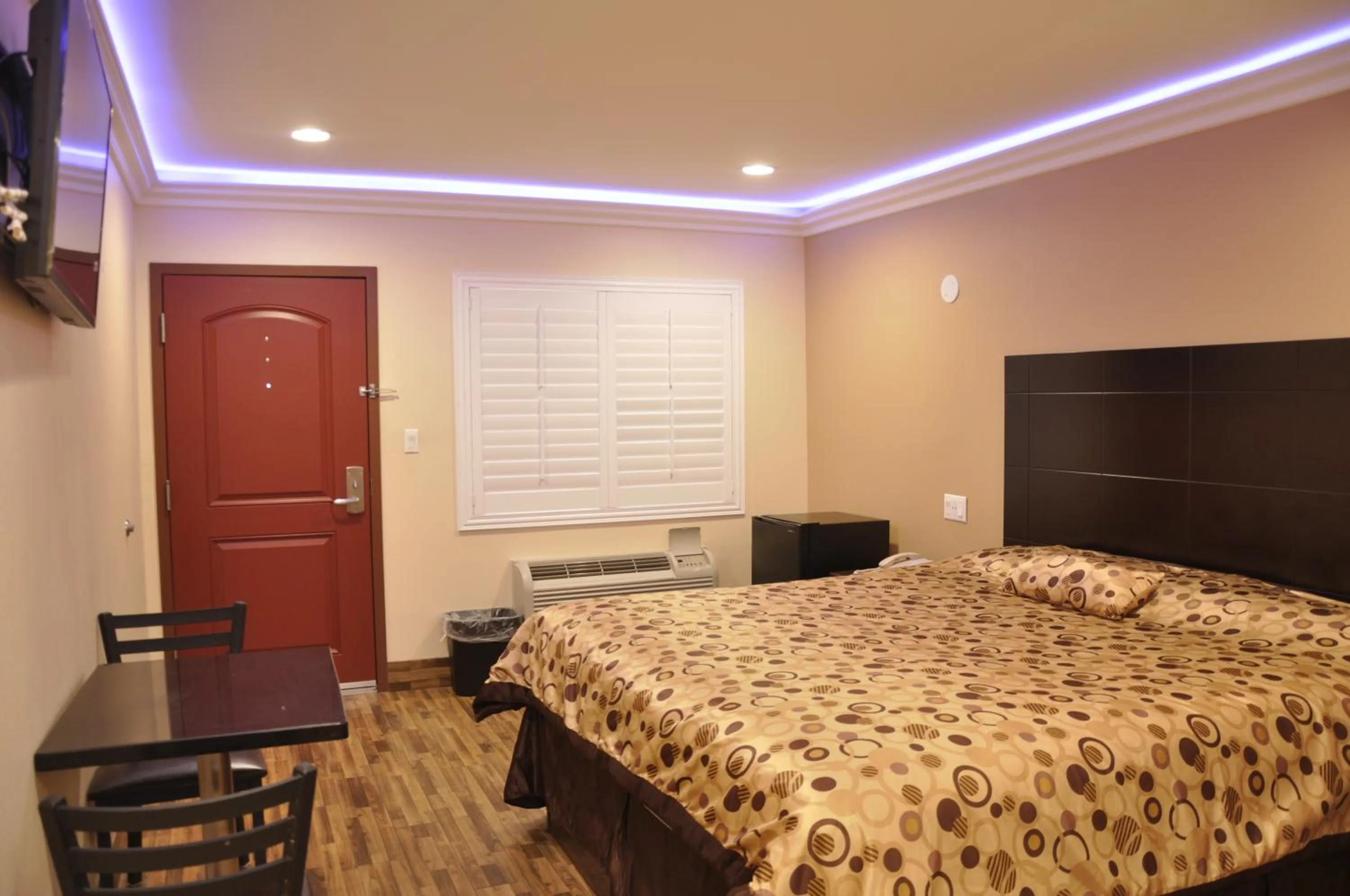 Bed in Sun Light Motel