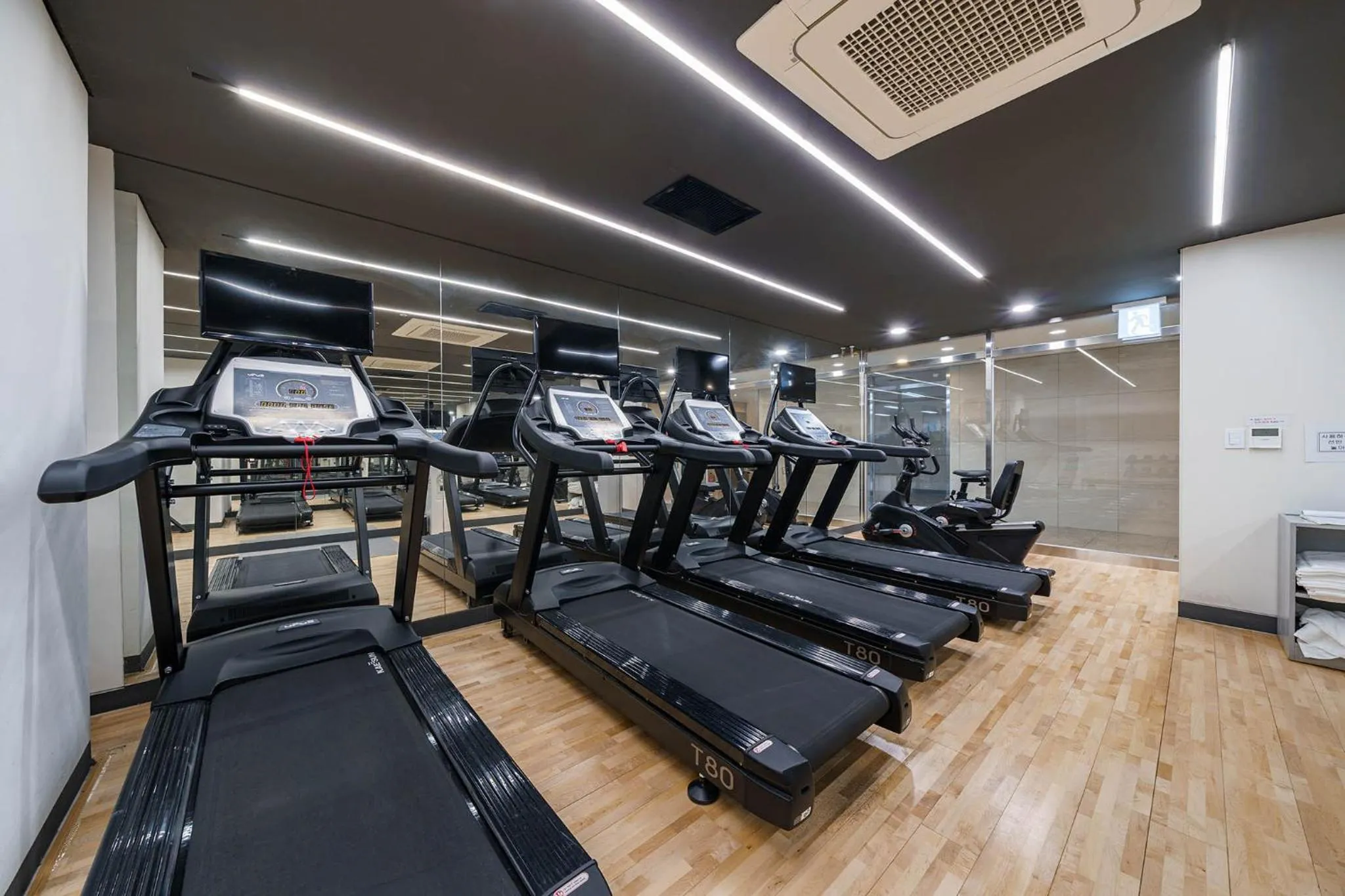Fitness centre/facilities in J One Hotel Cheongju