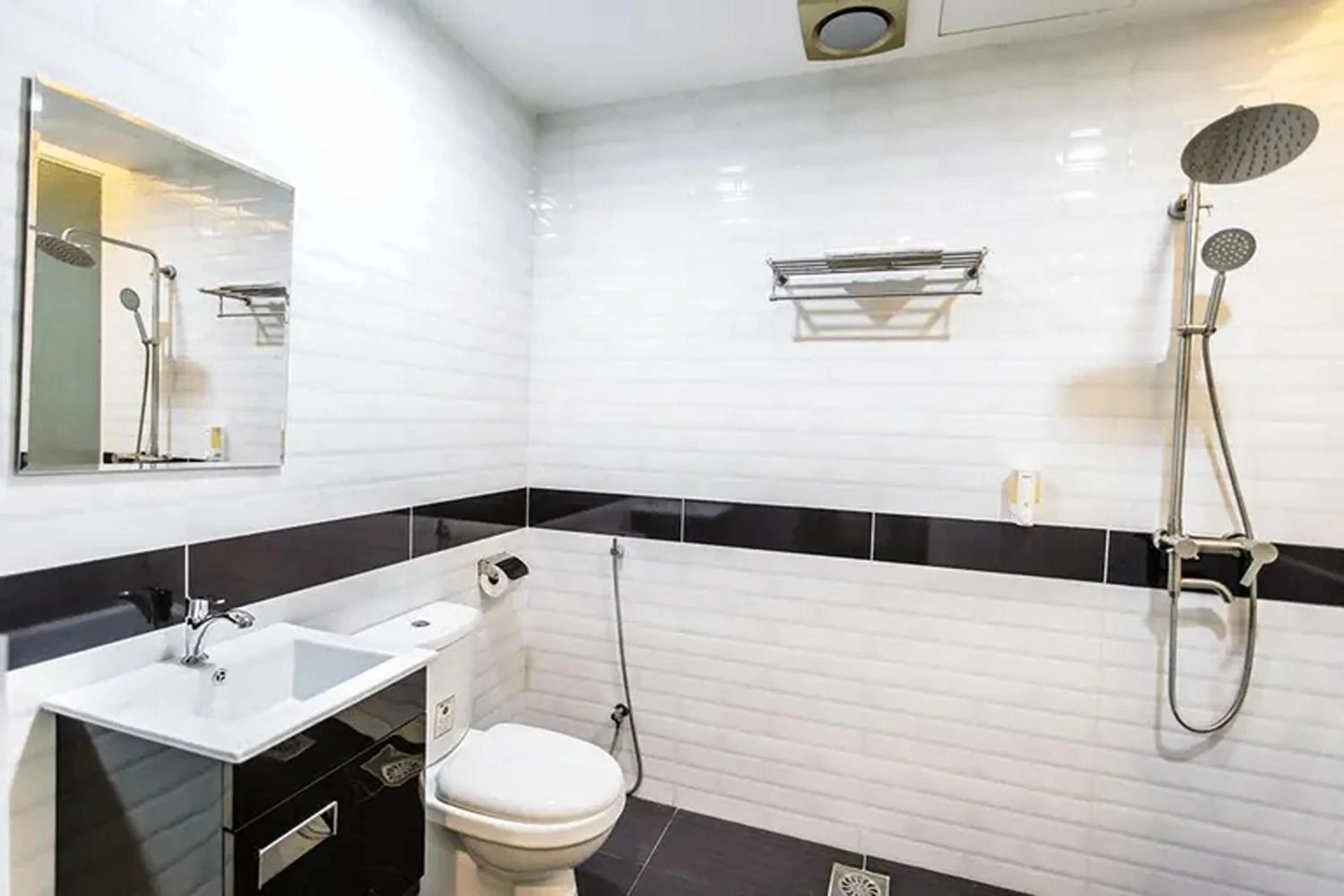 Toilet in Jenjarom Boutique Hotel