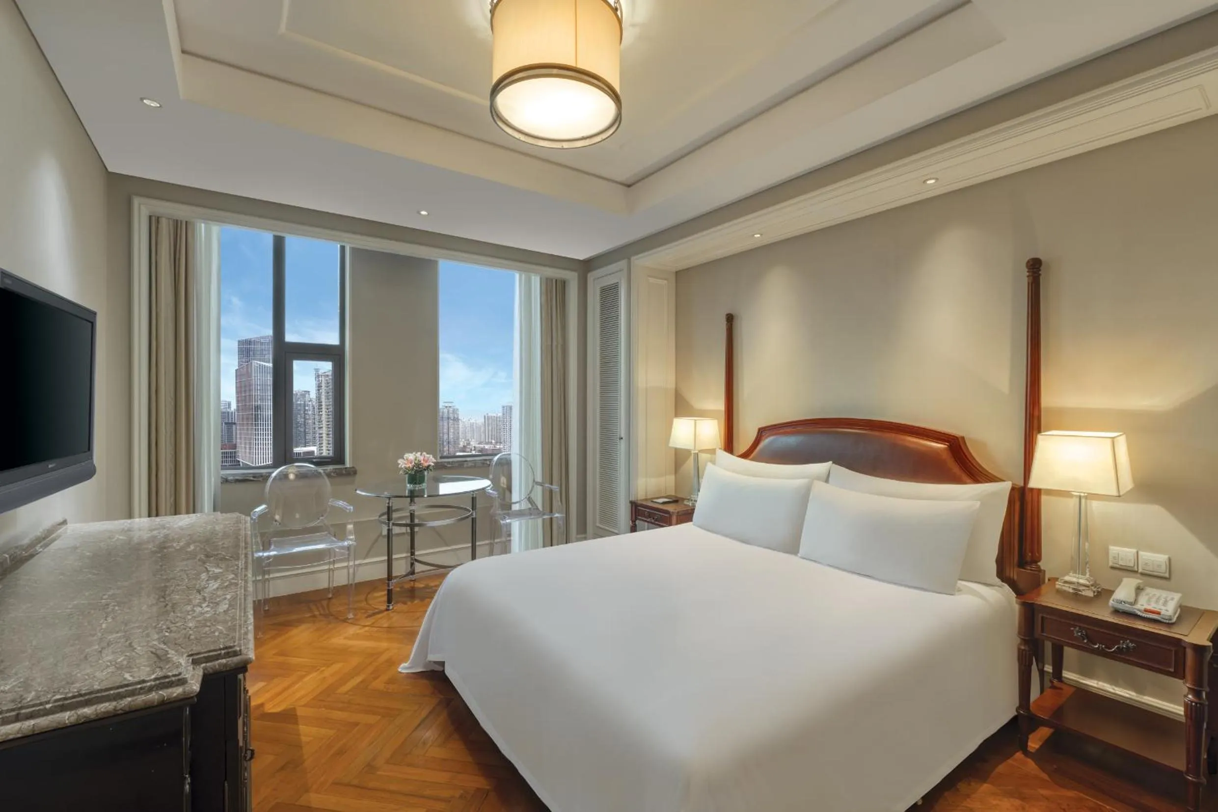 Bed in Sunrise On The Bund