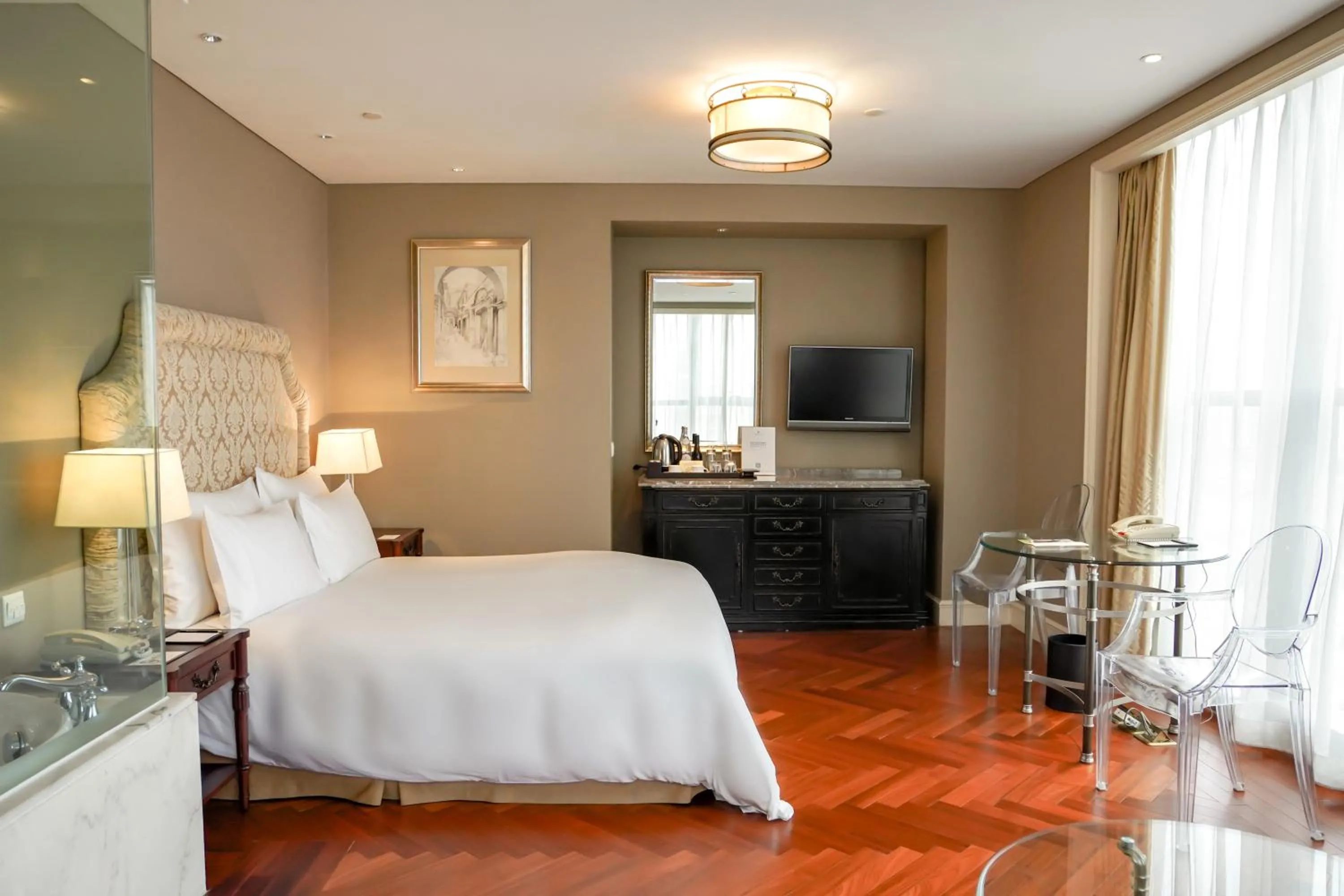 Photo of the whole room, Bed in Sunrise On The Bund