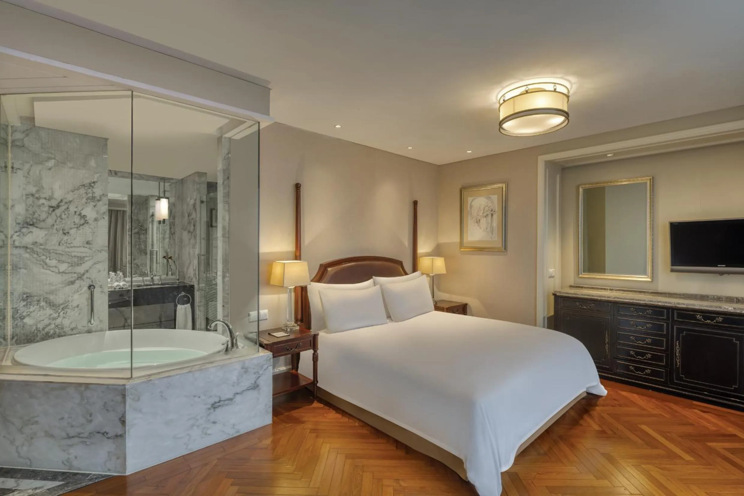 Bed in Sunrise On The Bund