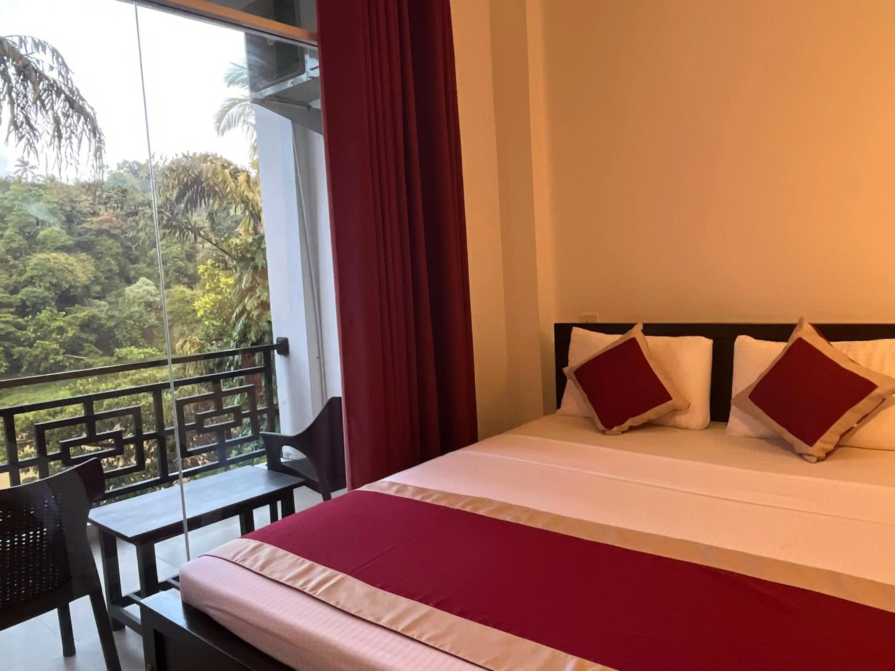 Bed in Kandy Rivers Edge Nature Resort