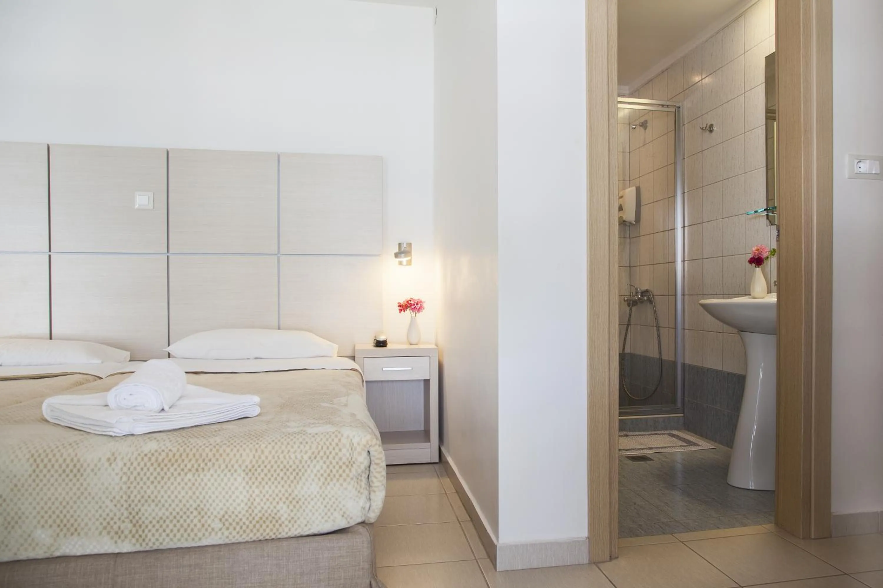 Bathroom, Bed in Hotel Mavridis