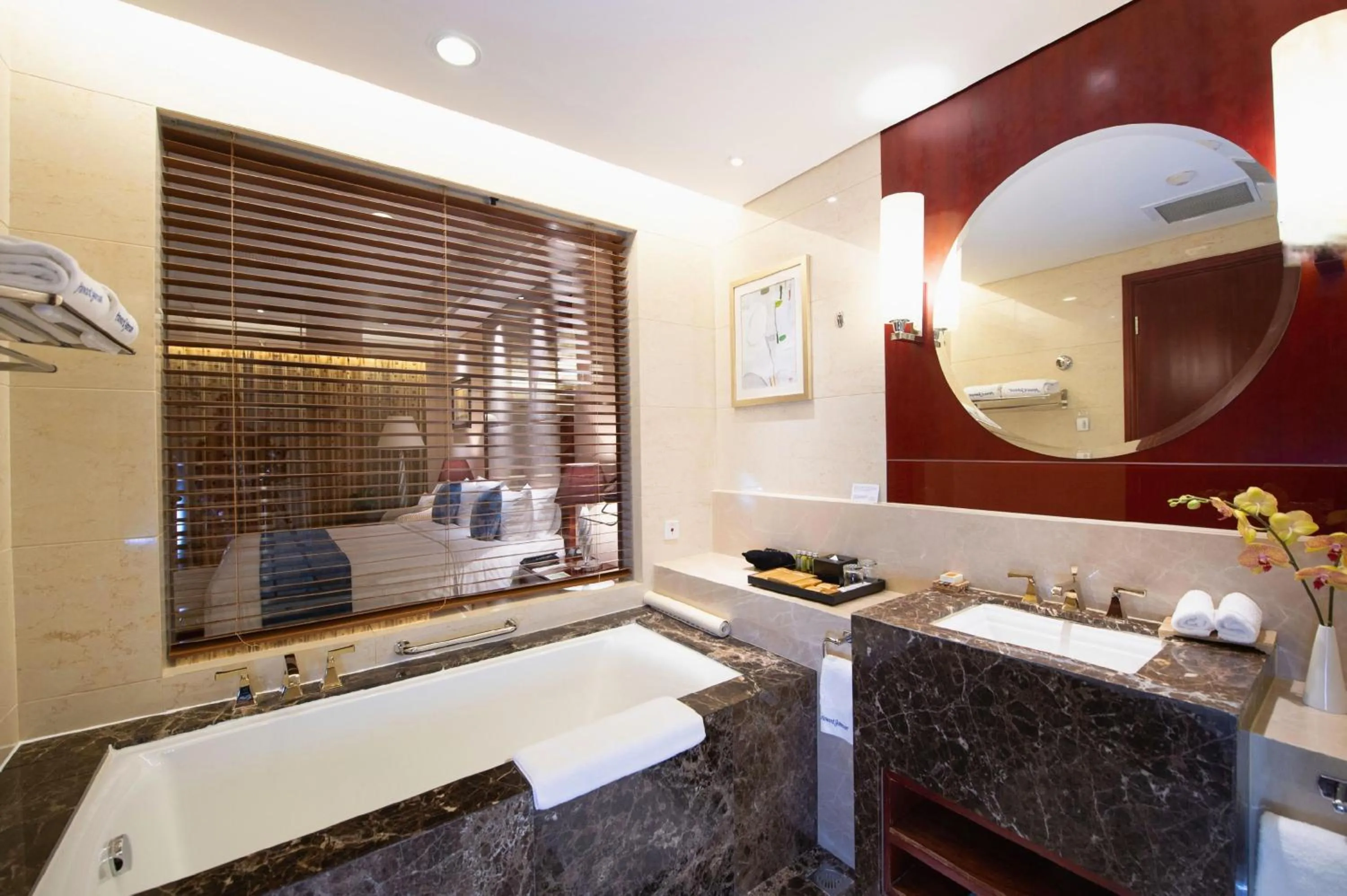 Bathroom in Howard Johnson Tropical Garden Plaza Kunming Chenggong