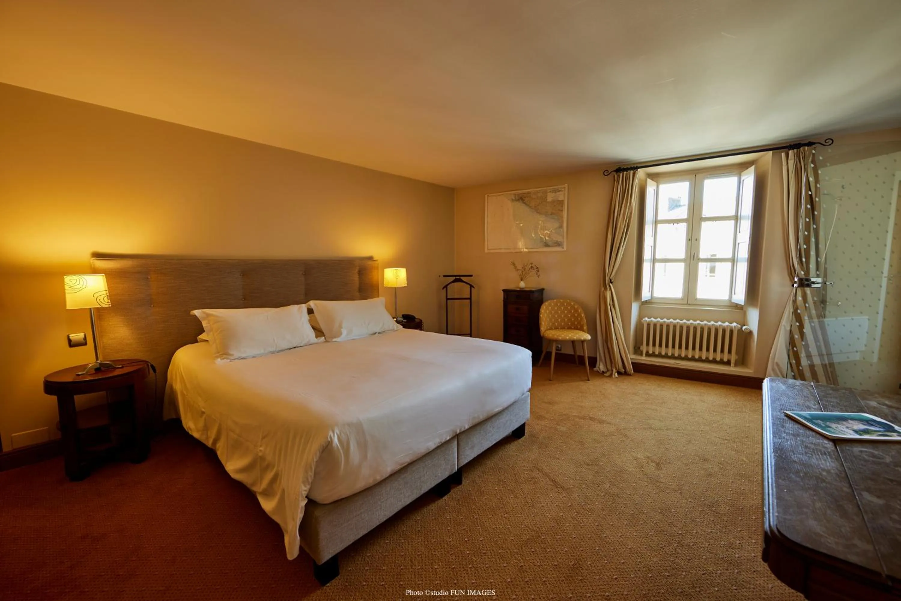 Bedroom, Bed in Auberge Bretonne