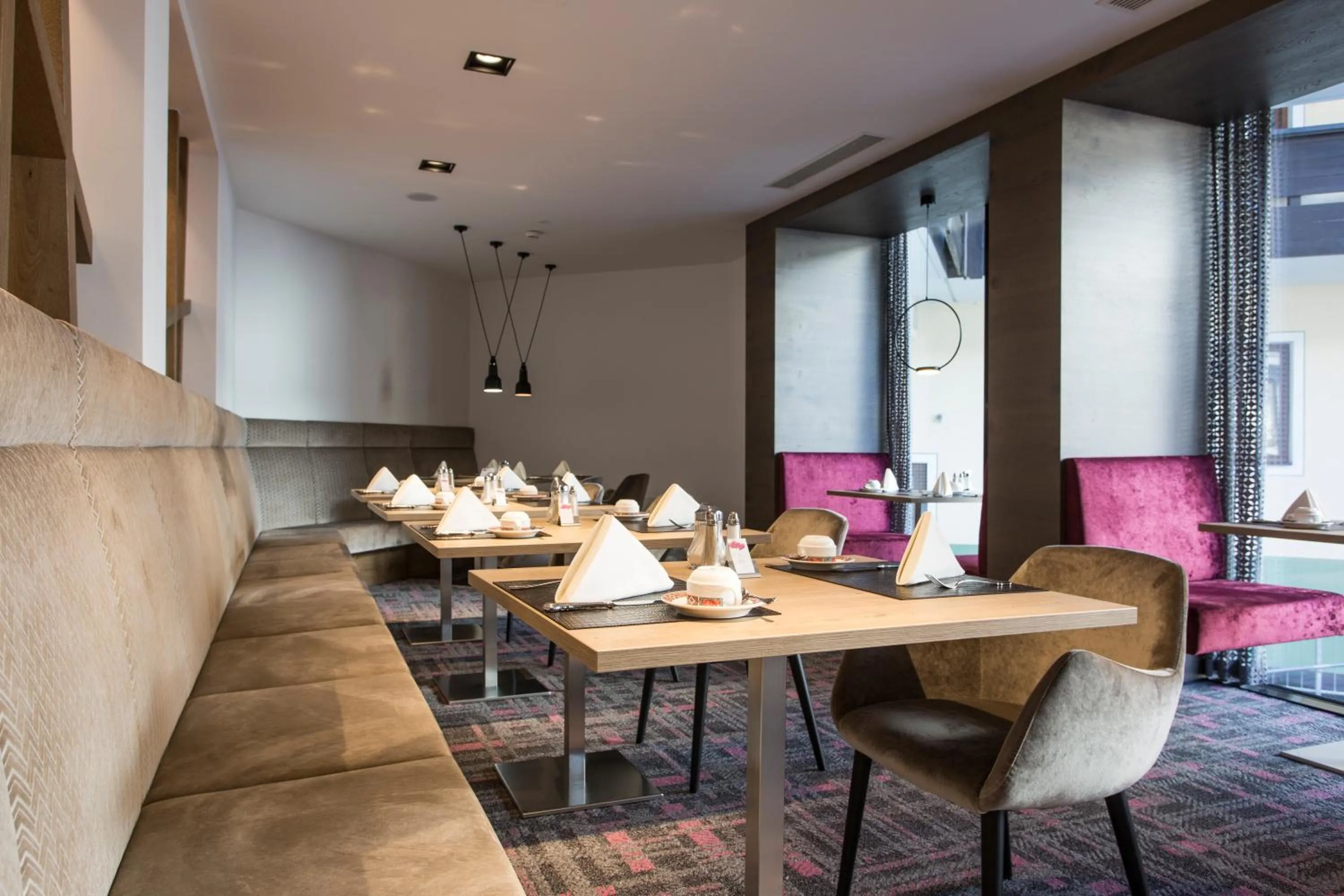 Restaurant/places to eat in stefan Hotel