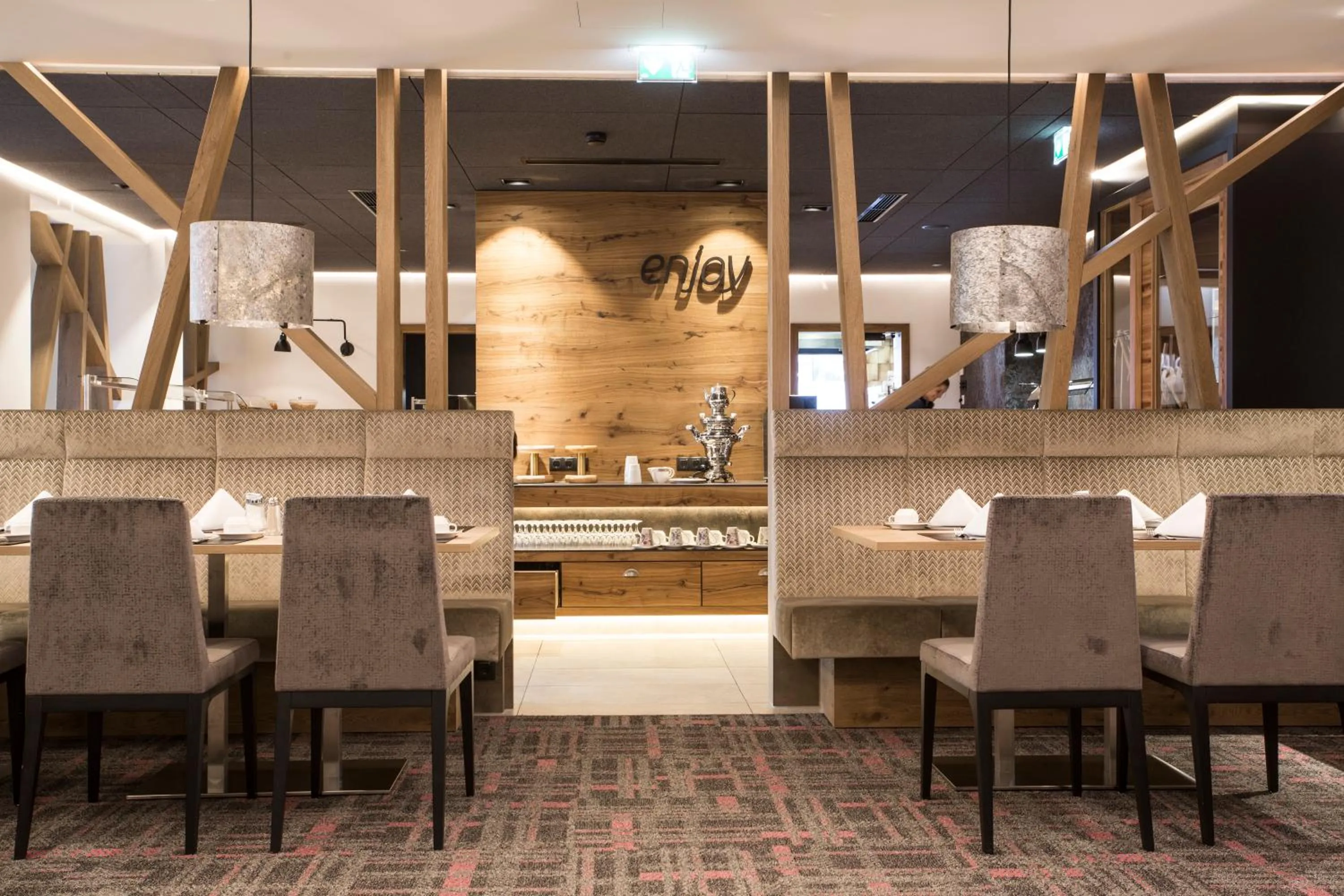 Restaurant/places to eat in stefan Hotel