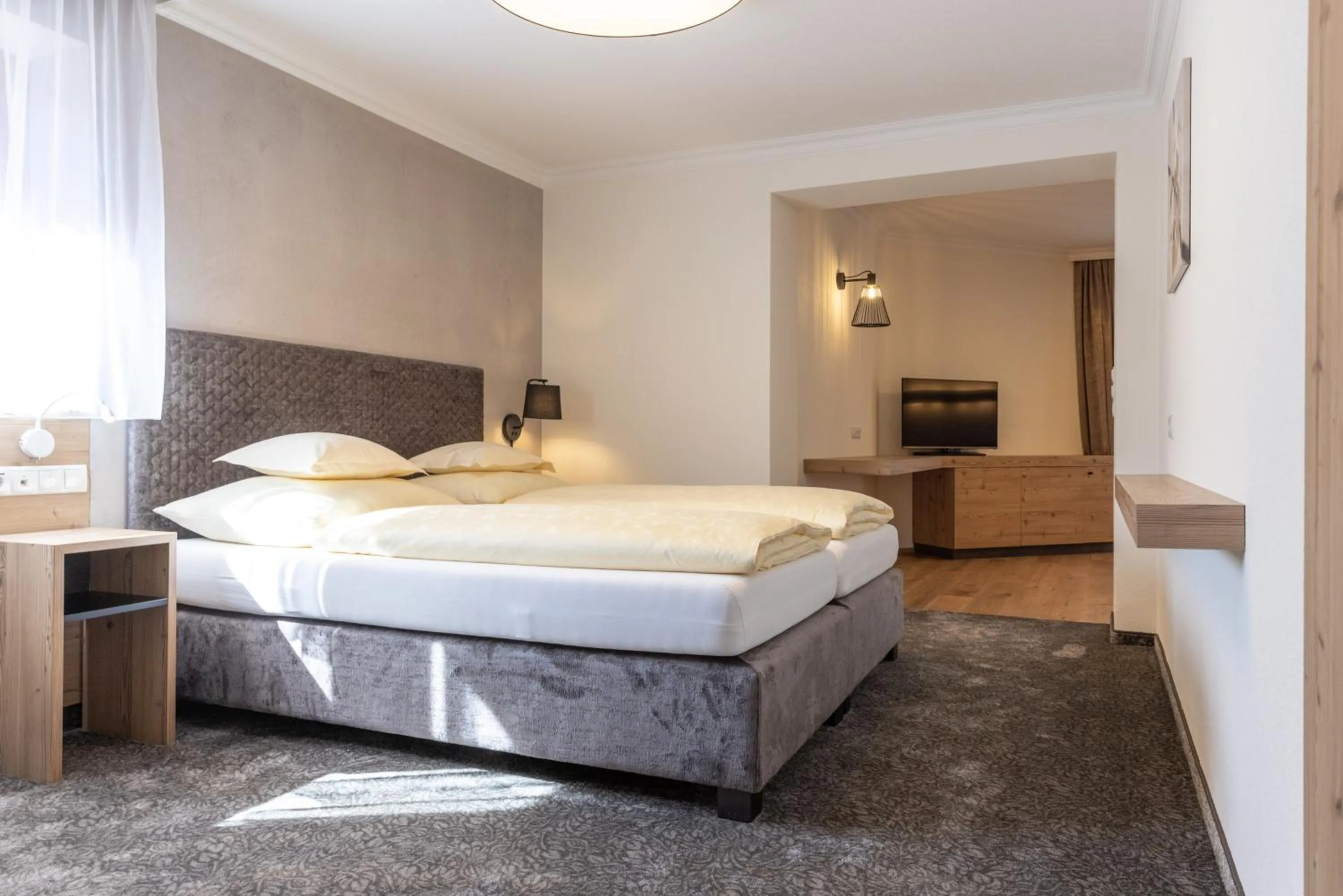 Photo of the whole room, Bed in stefan Hotel