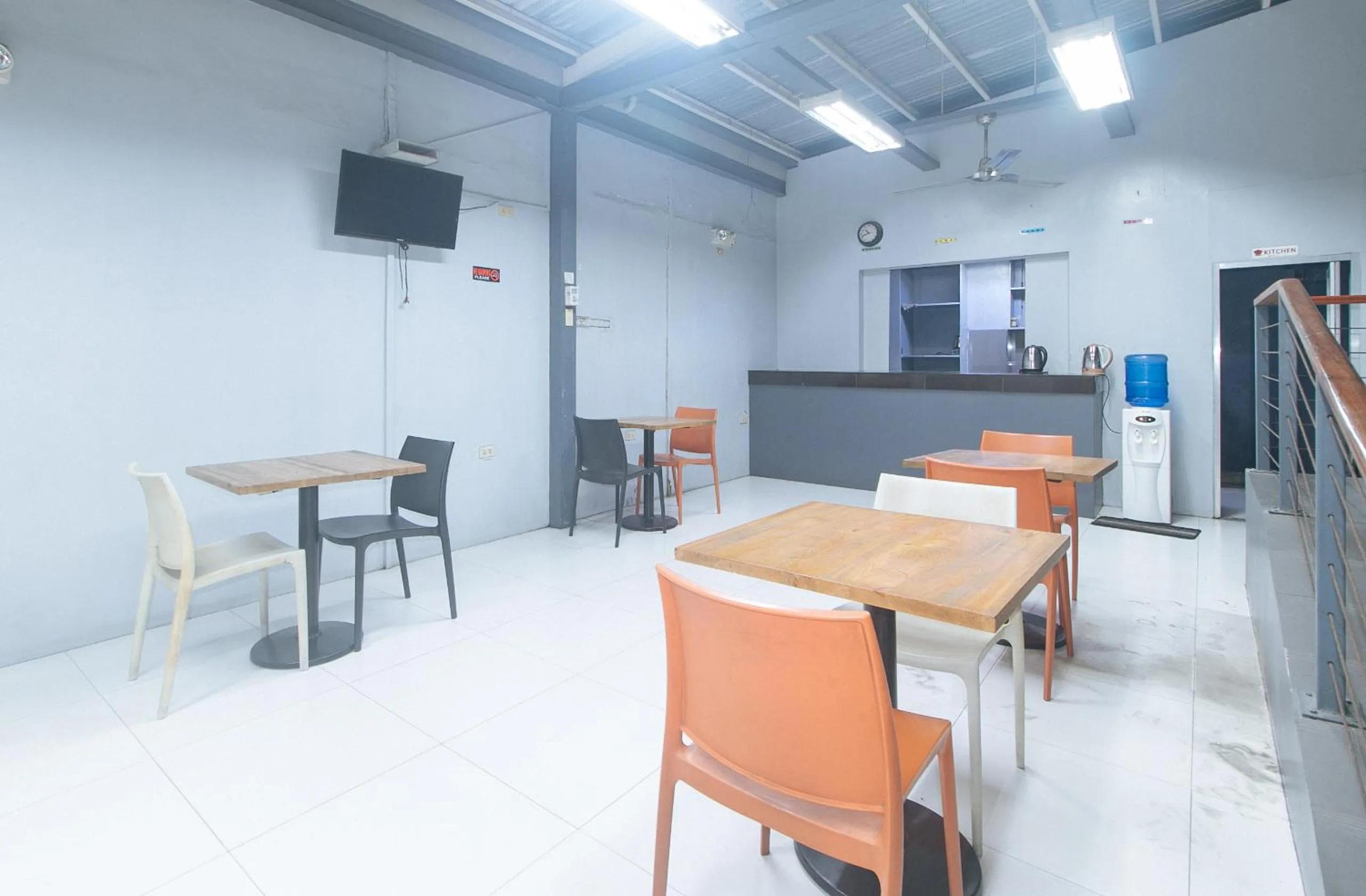 Communal lounge/ TV room in Metro Deluxe Residences near World Trade Center