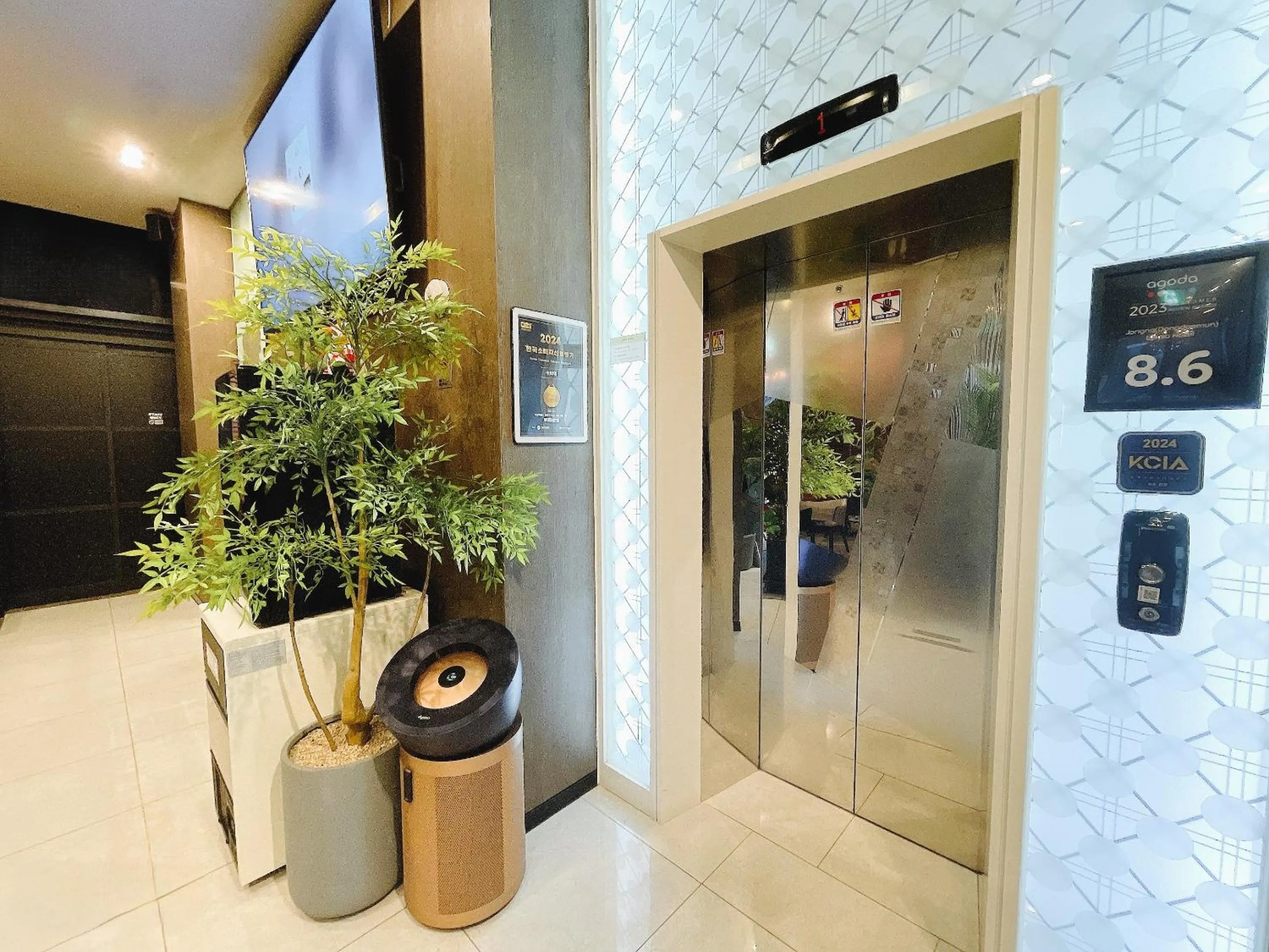 elevator in Jongno Lumia Tourist Hotel