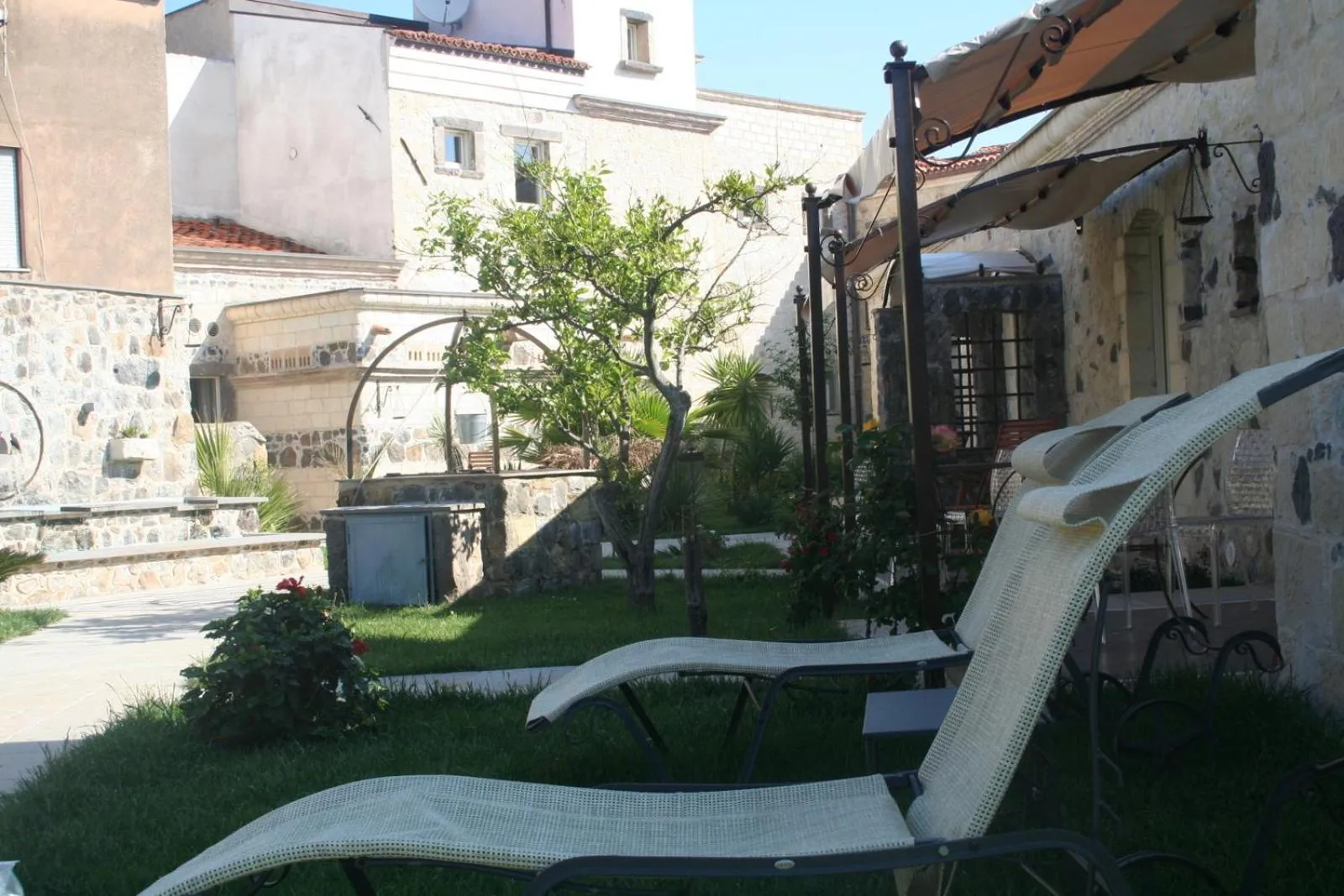 Patio in Hotel Maison Tresnuraghes