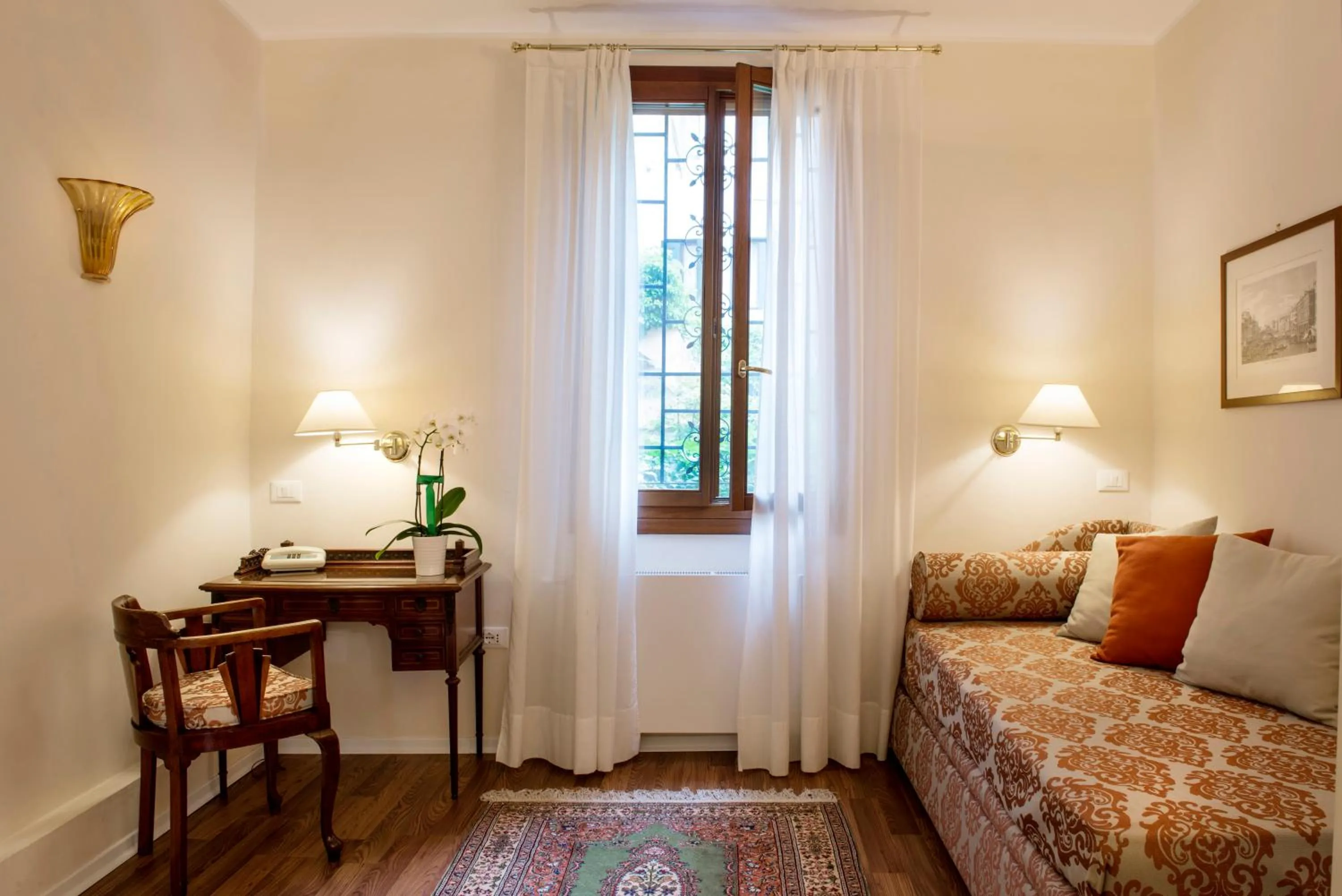 Decorative detail, Bed in Hotel Agli Alboretti