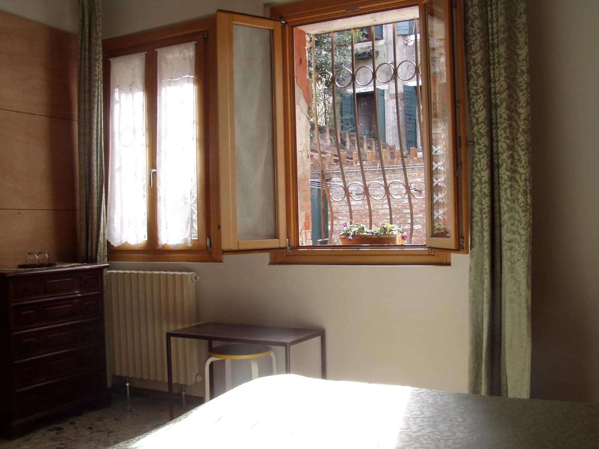 Inner courtyard view, Bed in b&b allo squero
