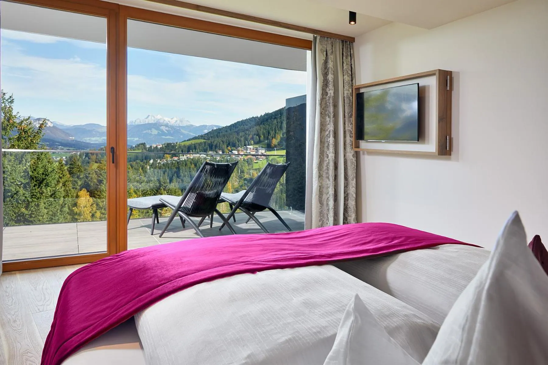 Photo of the whole room, Bed in Kaiserhof Superior