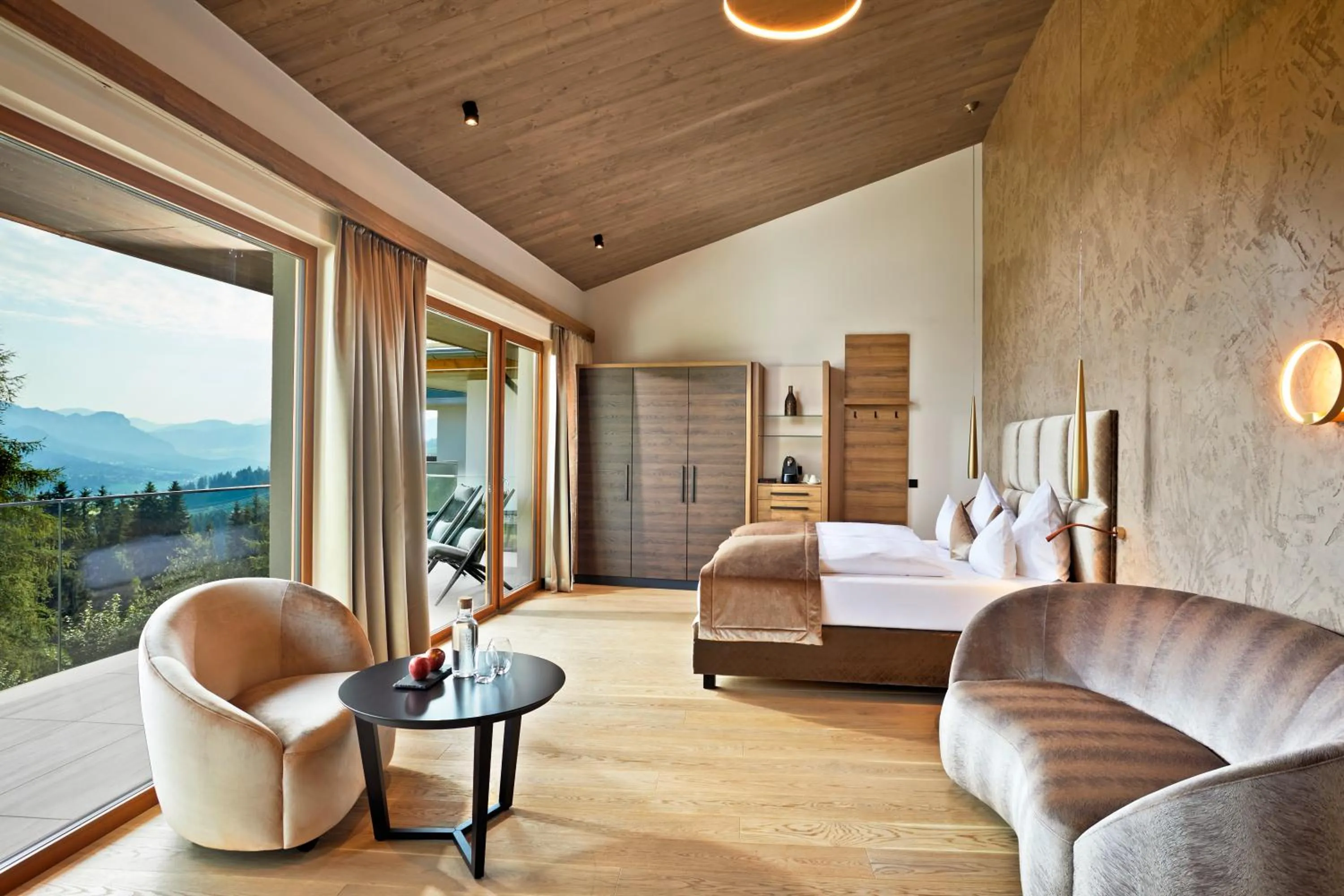 Photo of the whole room, Bed in Kaiserhof Superior