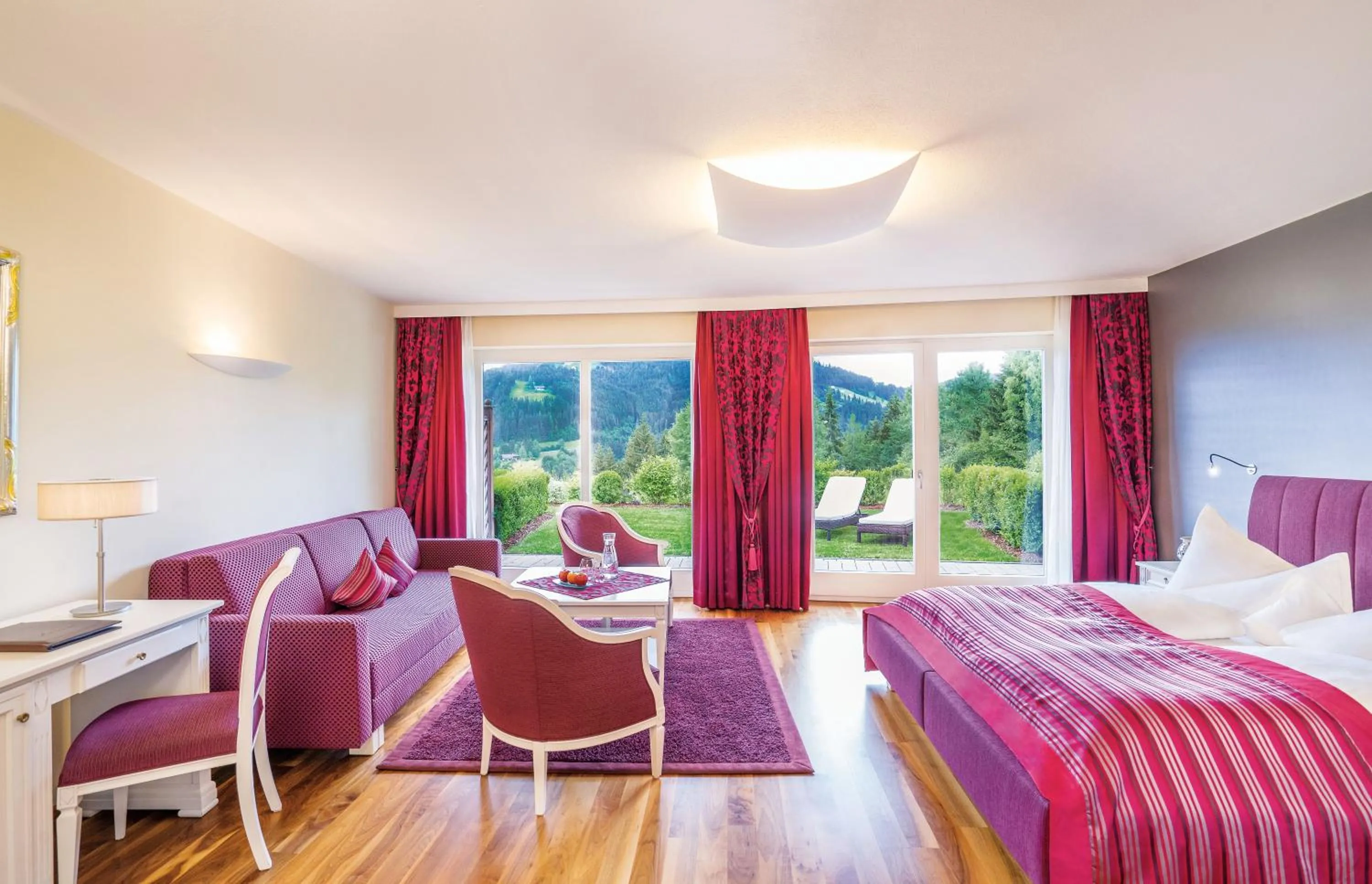 Photo of the whole room, Bed in Kaiserhof Superior