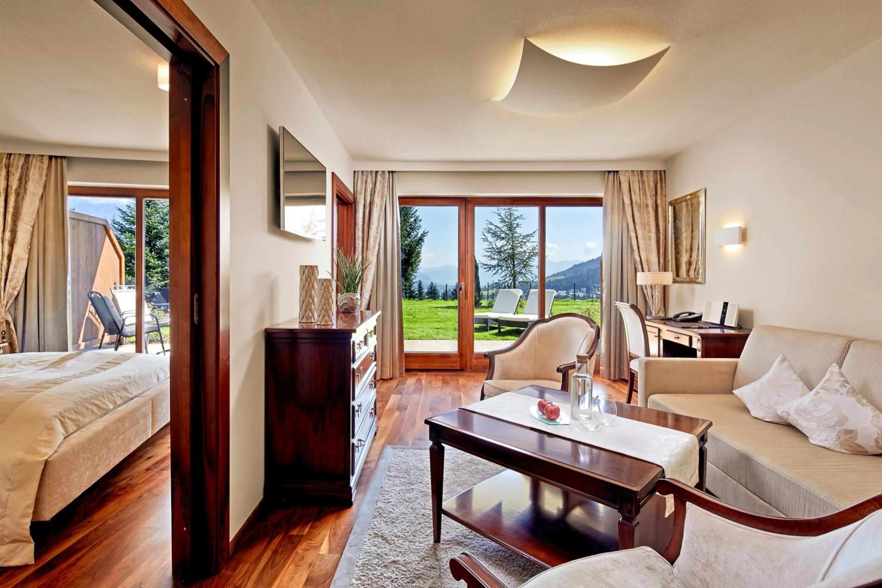 Photo of the whole room, Bed in Kaiserhof Superior