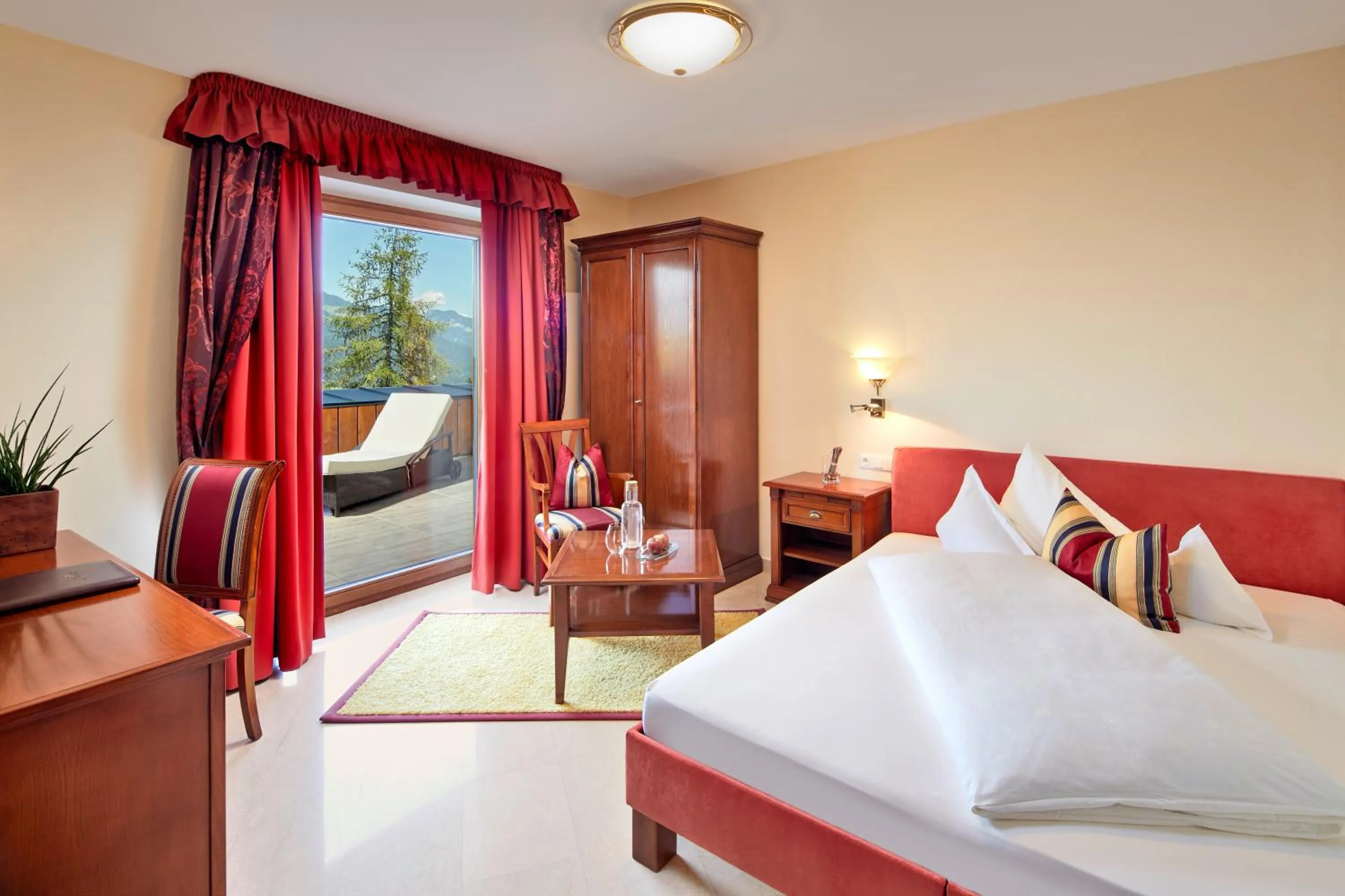 Photo of the whole room, Bed in Kaiserhof Superior