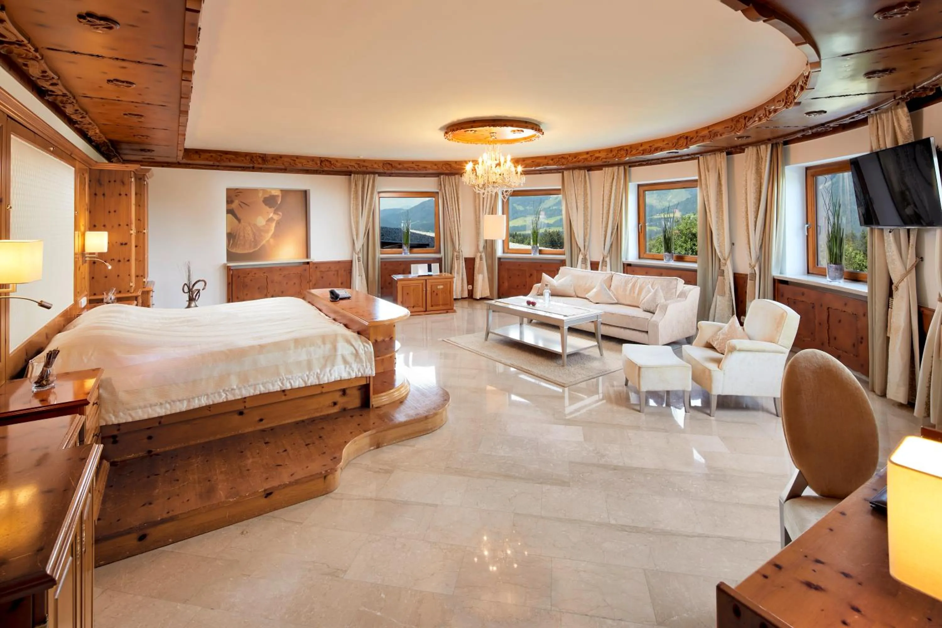 Photo of the whole room, Bed in Kaiserhof Superior