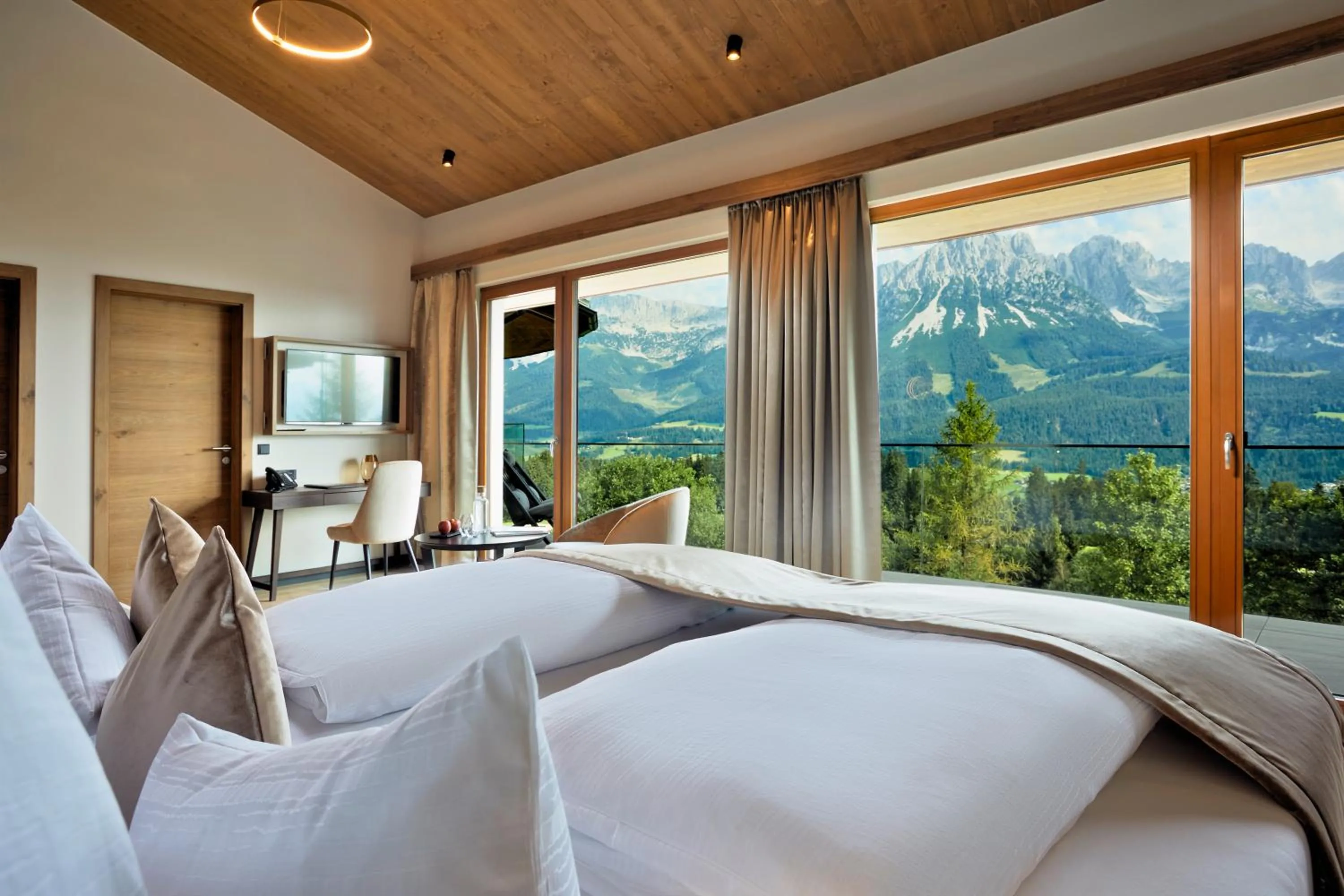 Photo of the whole room, Bed in Kaiserhof Superior