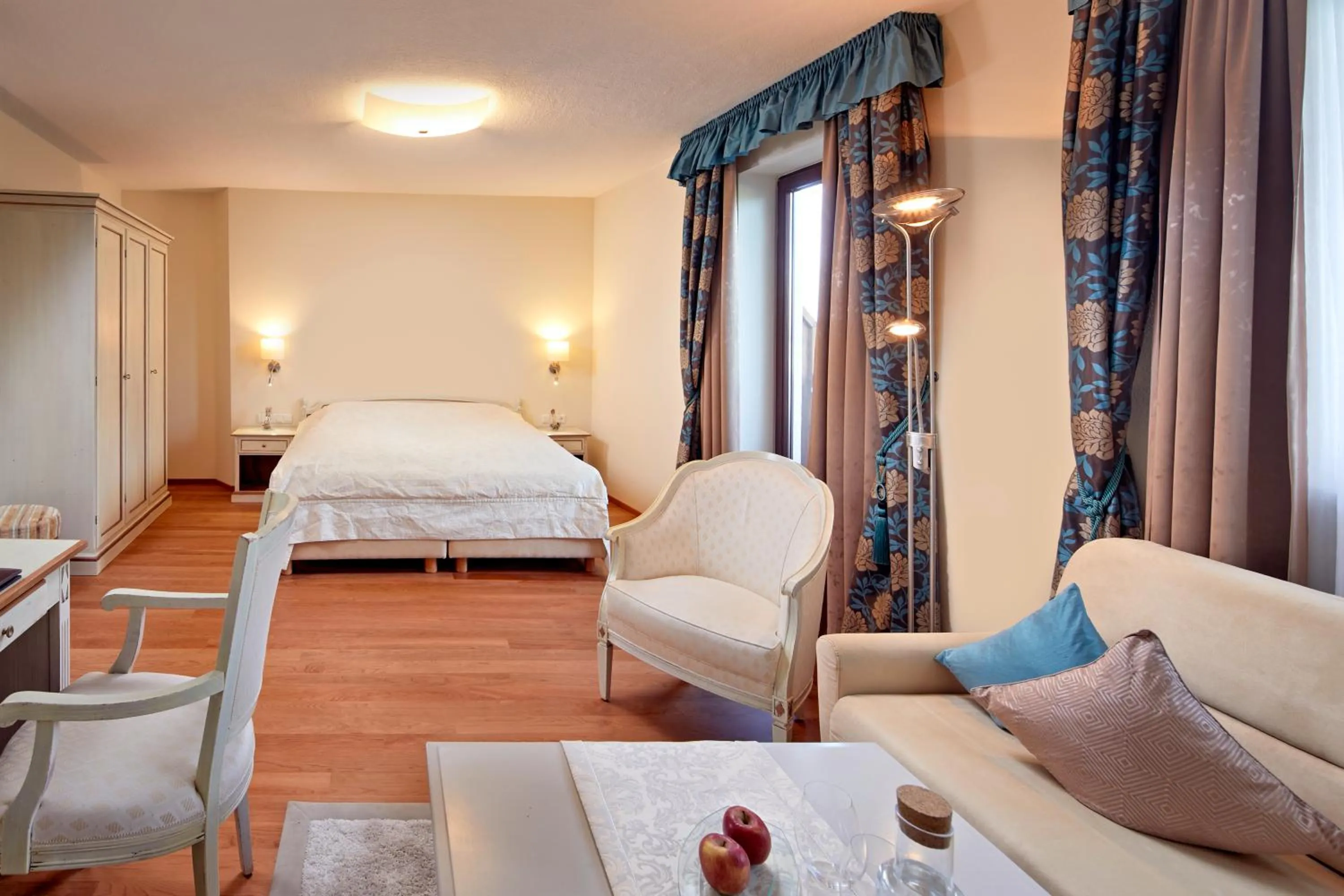 Photo of the whole room, Bed in Kaiserhof Superior