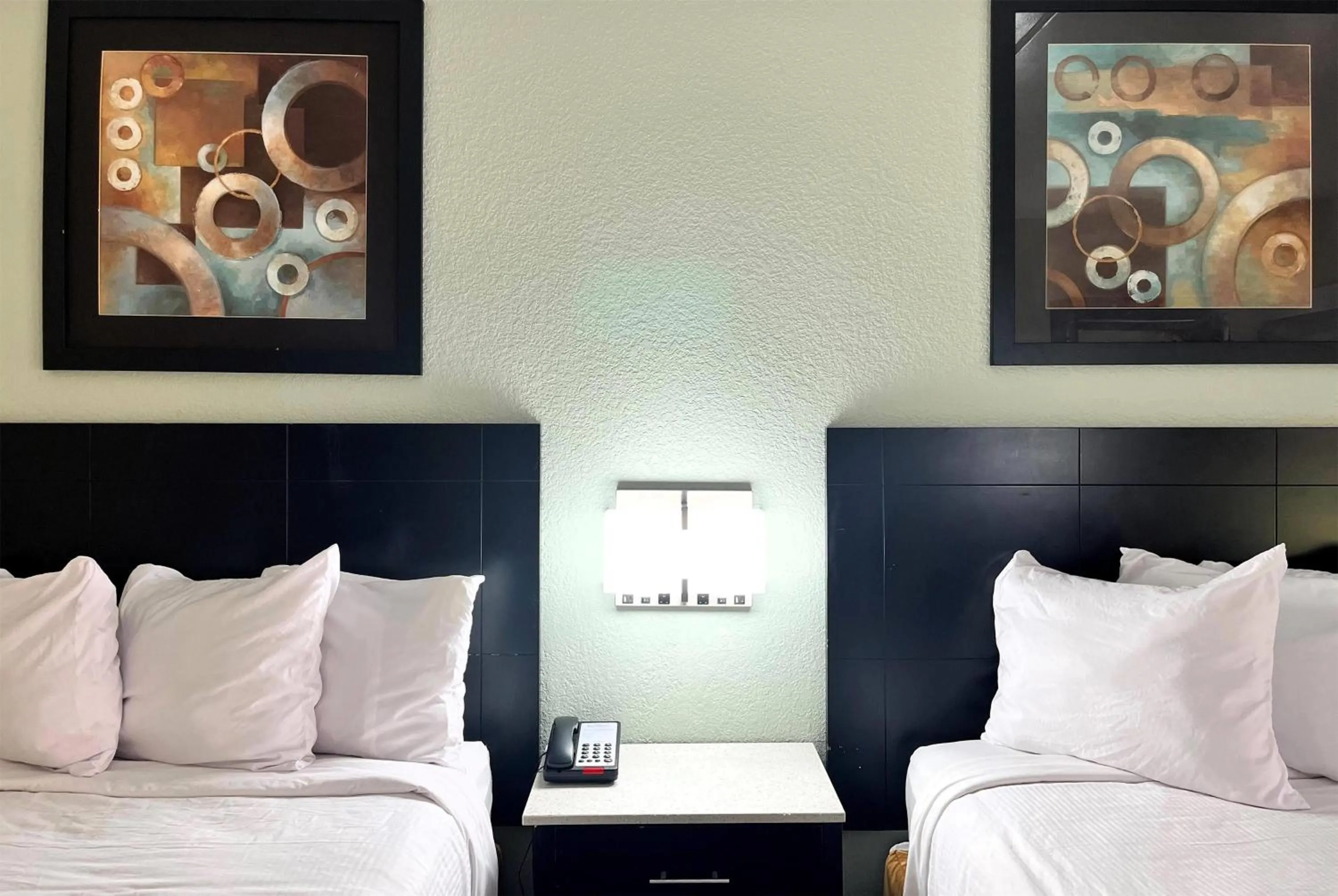 Photo of the whole room, Bed in Baymont by Wyndham Cincinnati Sharonville