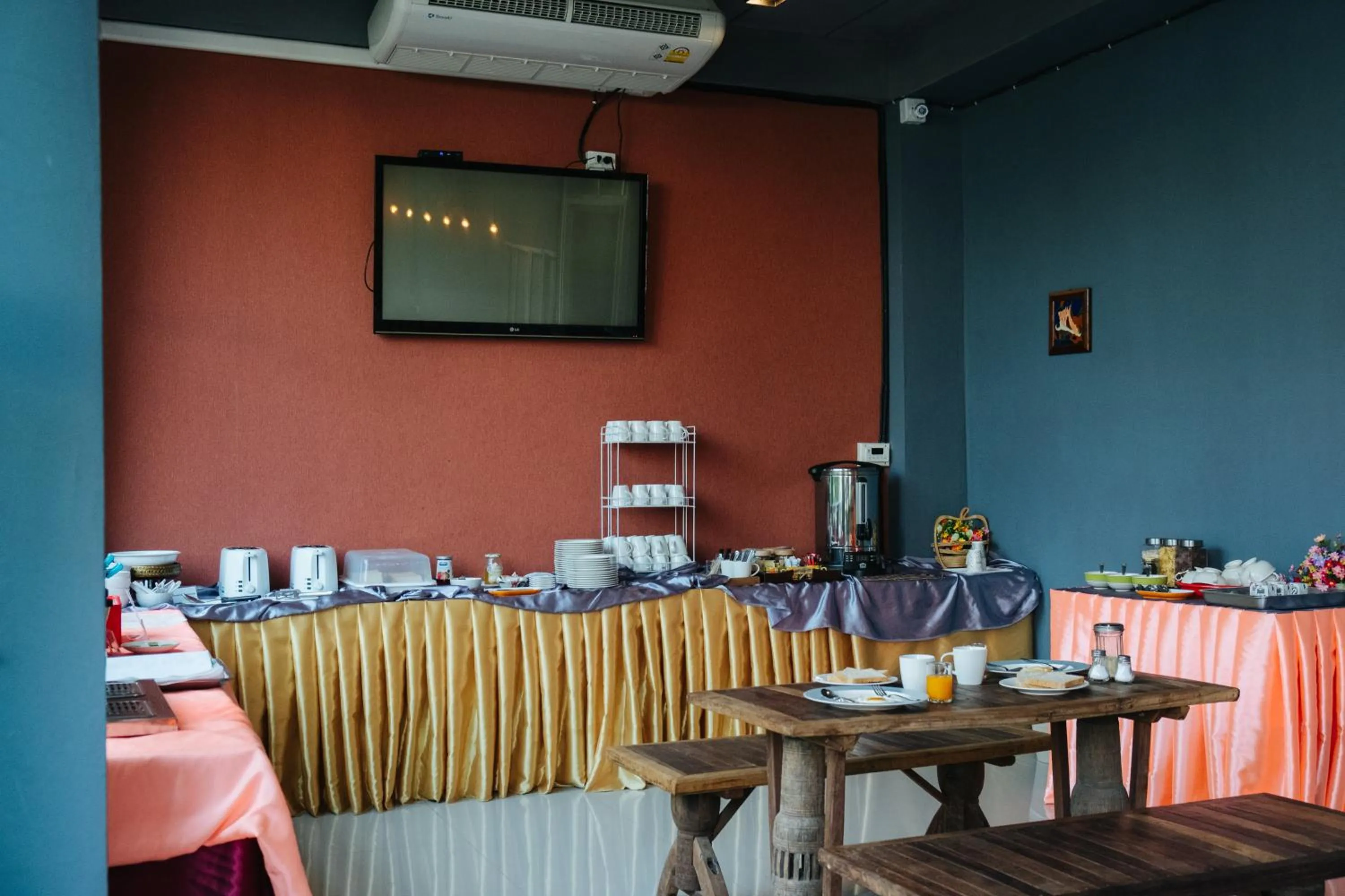 Restaurant/places to eat in Km Hotel Chiang Mai