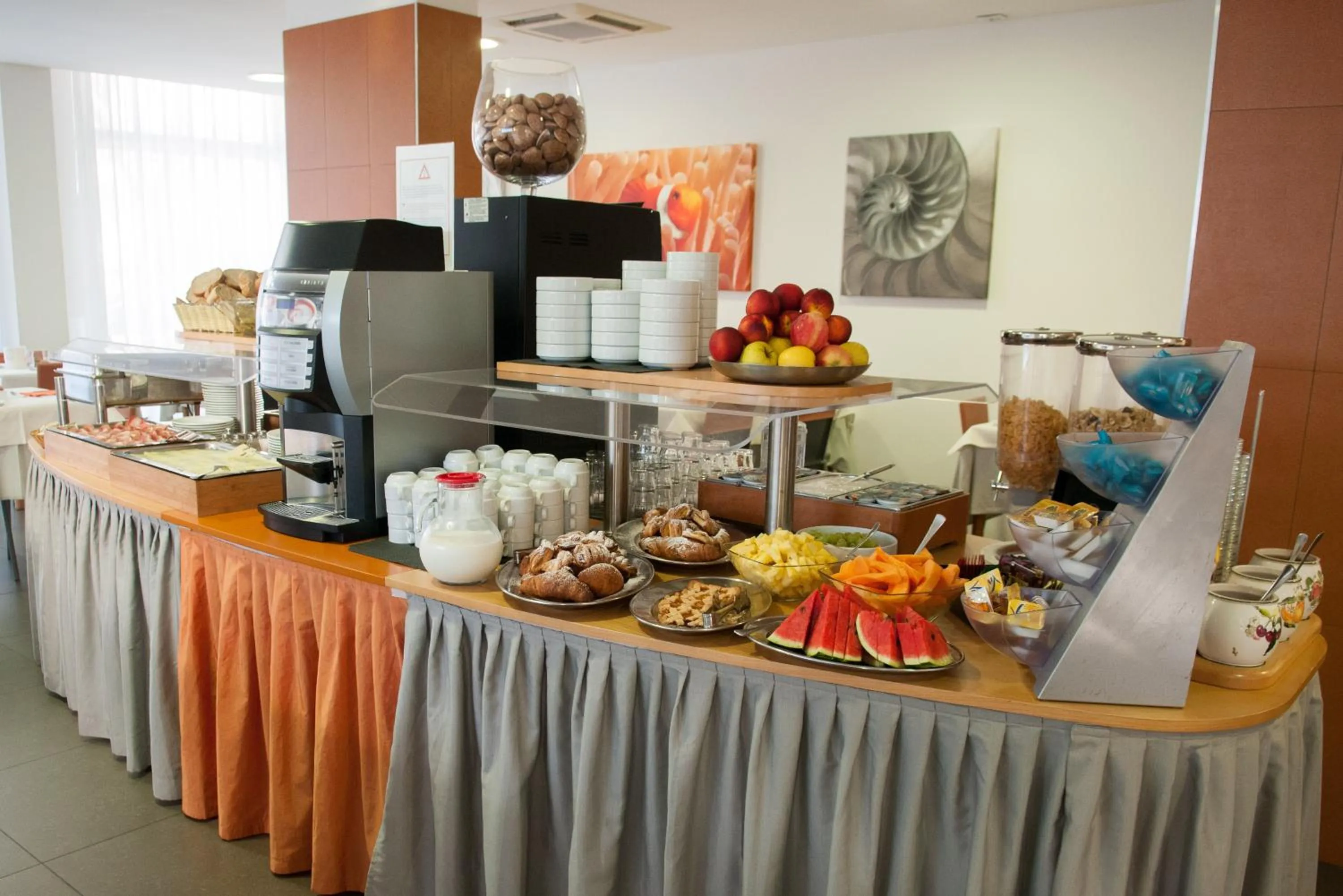 Food and drinks in Hotel Simi Lan