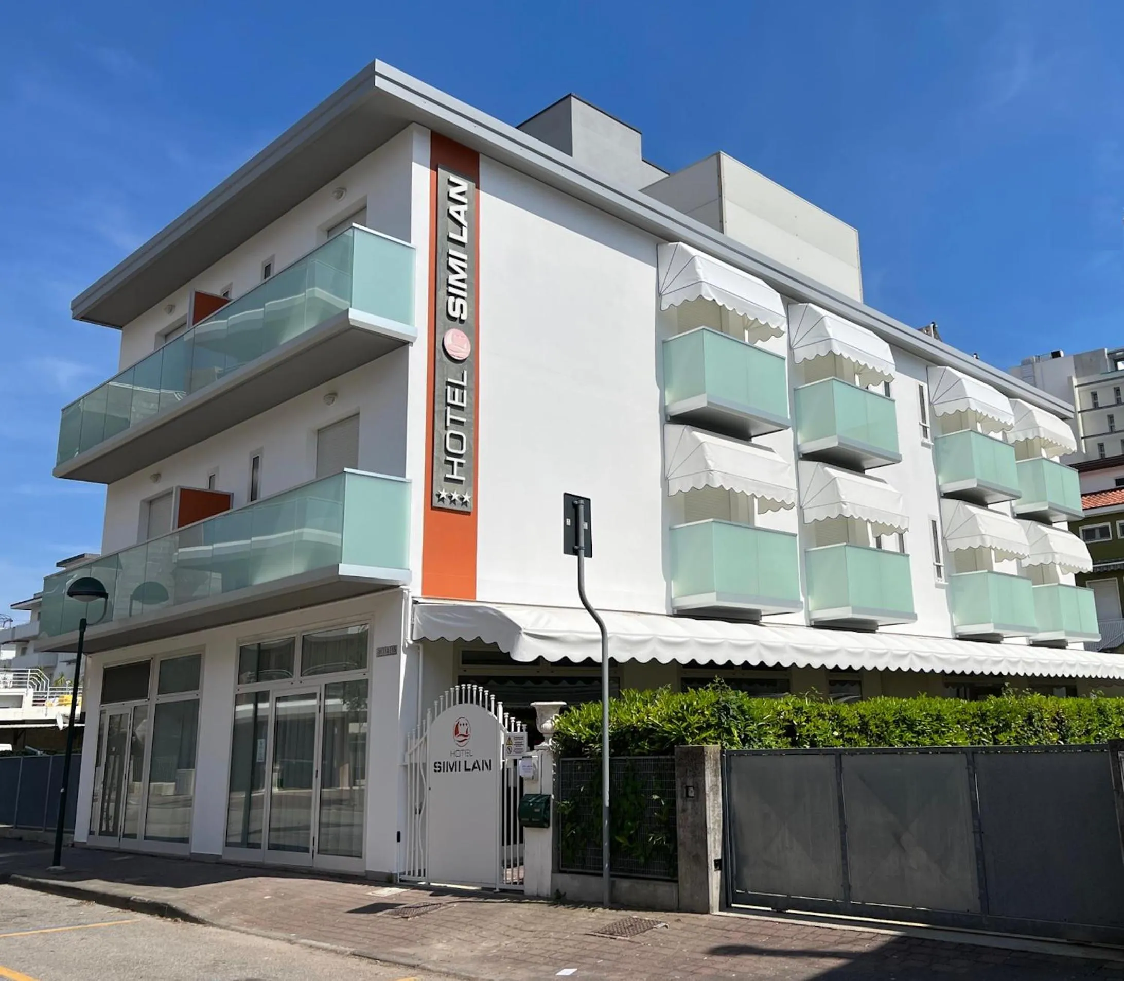 Property building in Hotel Simi Lan
