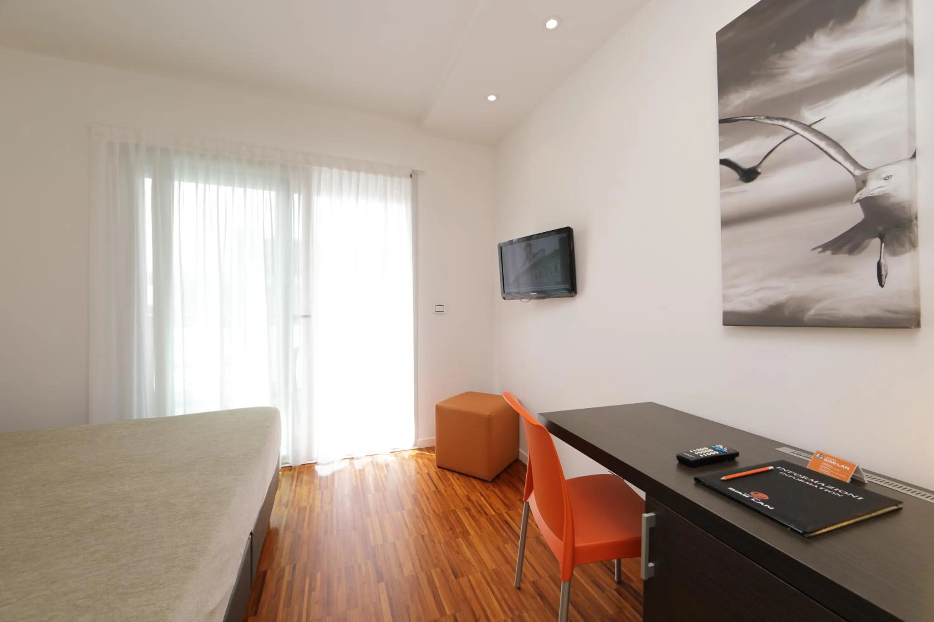 Photo of the whole room in Hotel Simi Lan