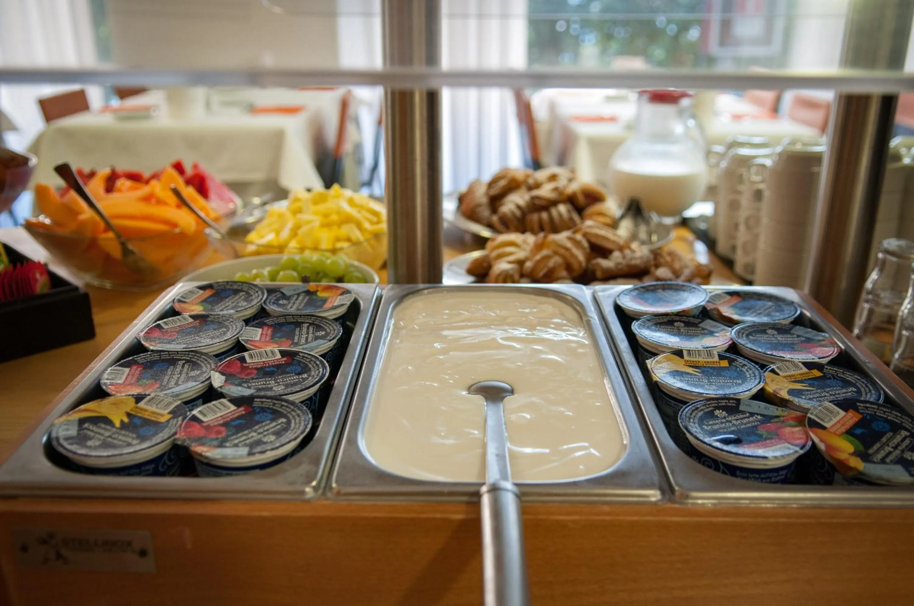 Food and drinks in Hotel Simi Lan