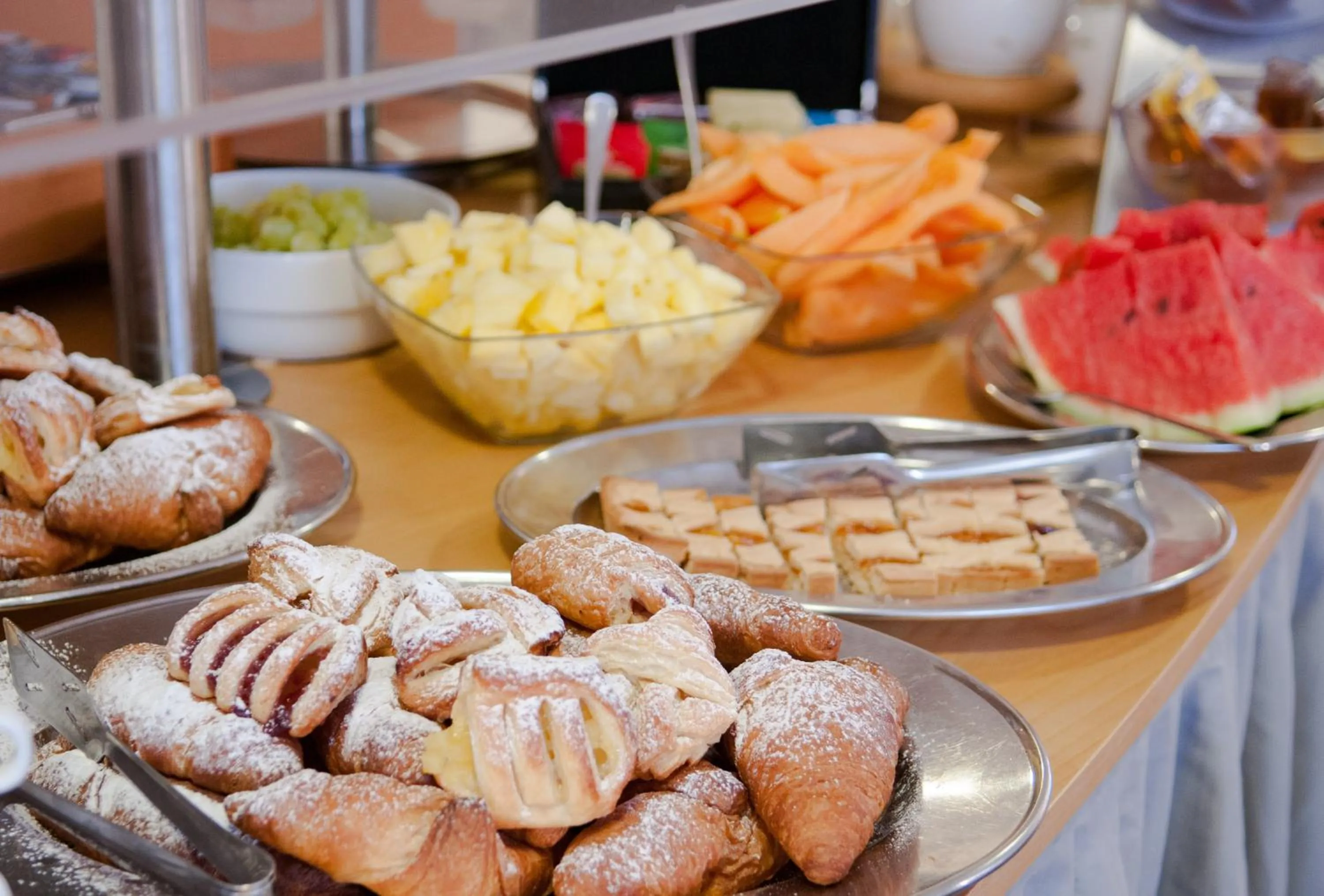 Food and drinks in Hotel Simi Lan