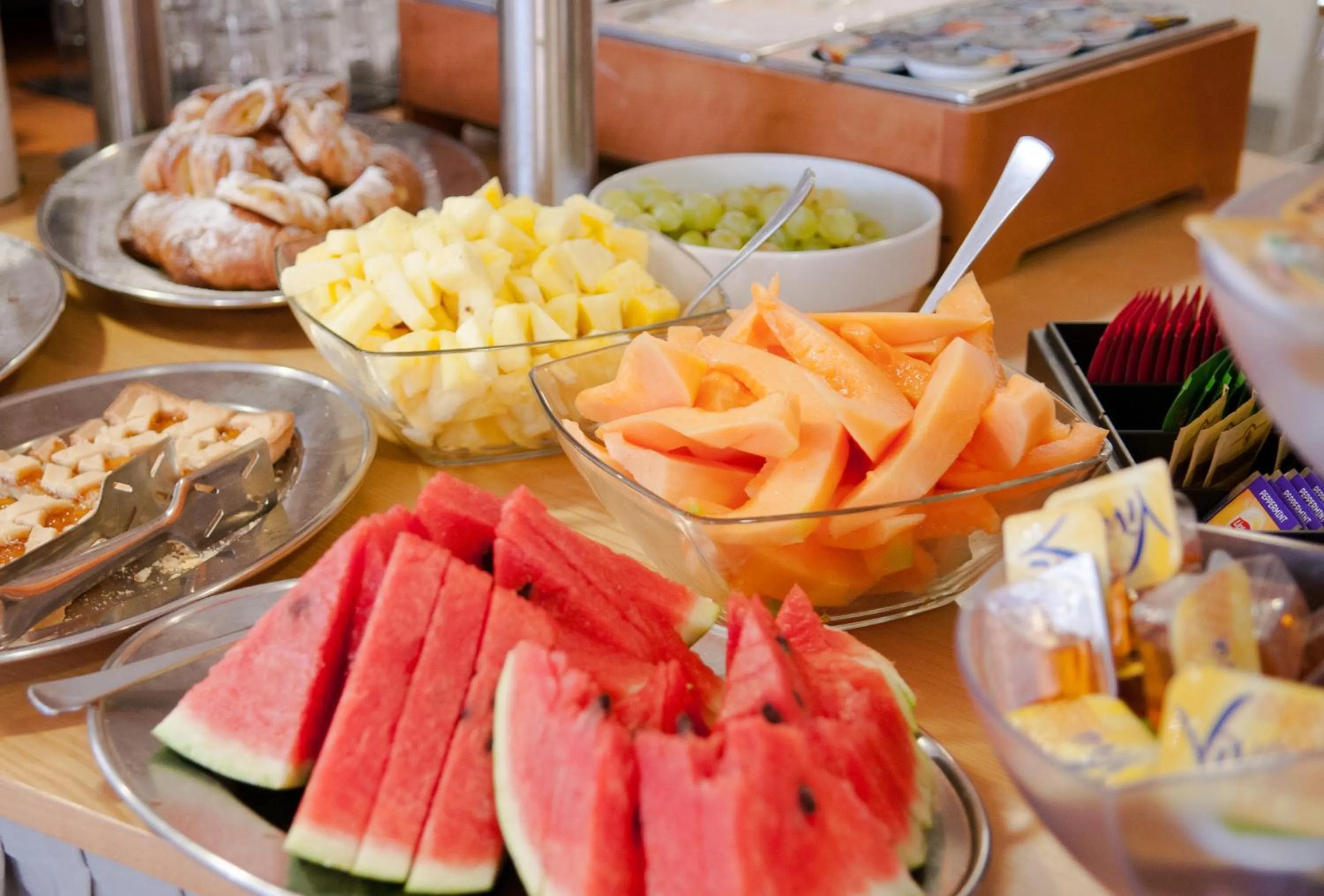 Food in Hotel Simi Lan