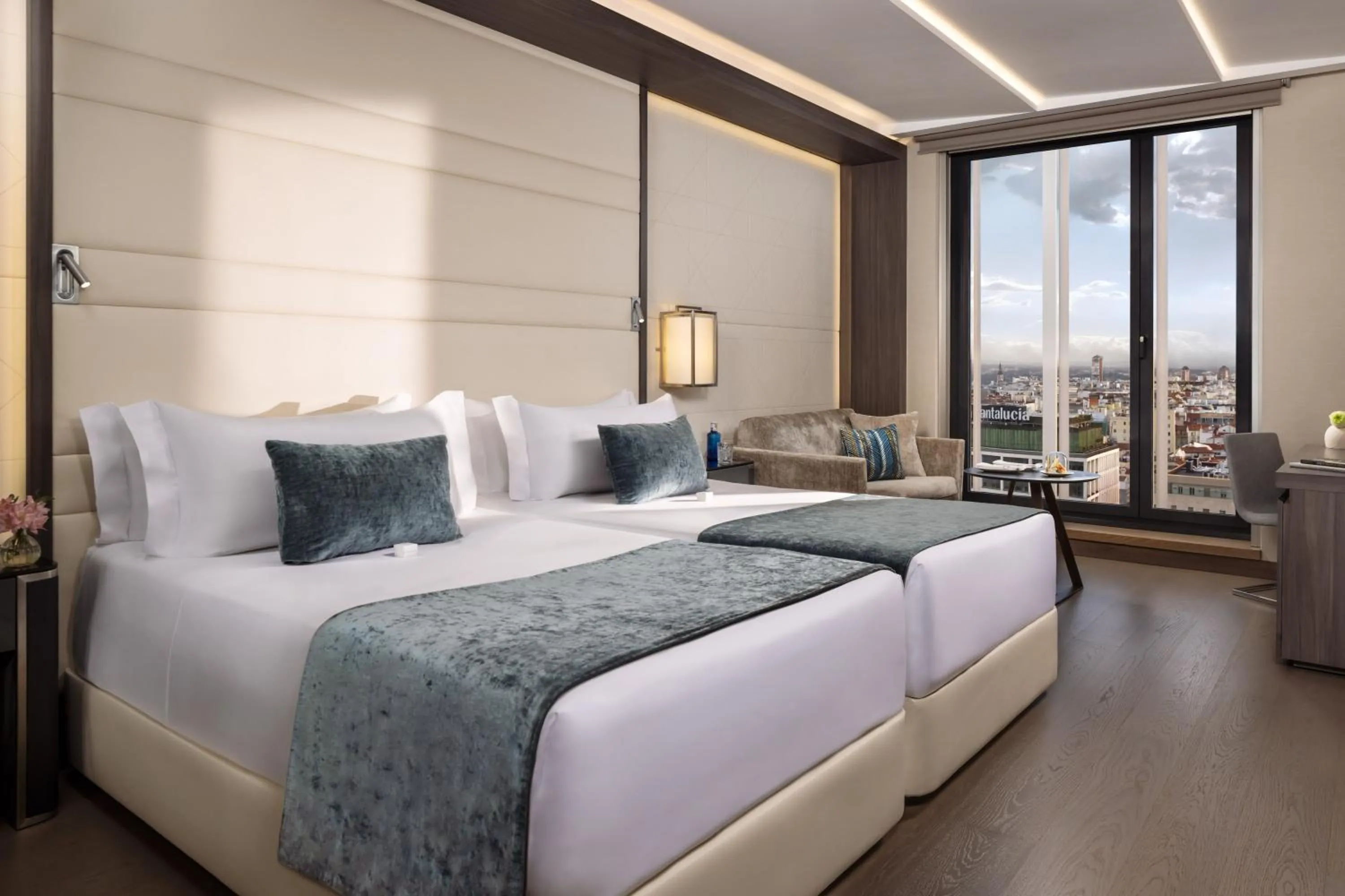 Photo of the whole room, Bed in VP Plaza España Design