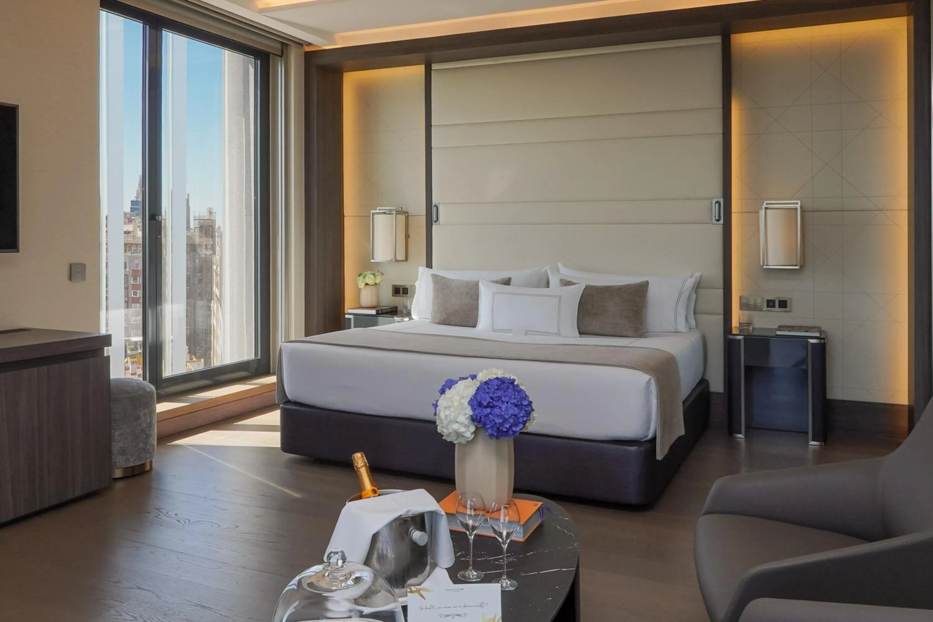 Photo of the whole room, Bed in VP Plaza España Design