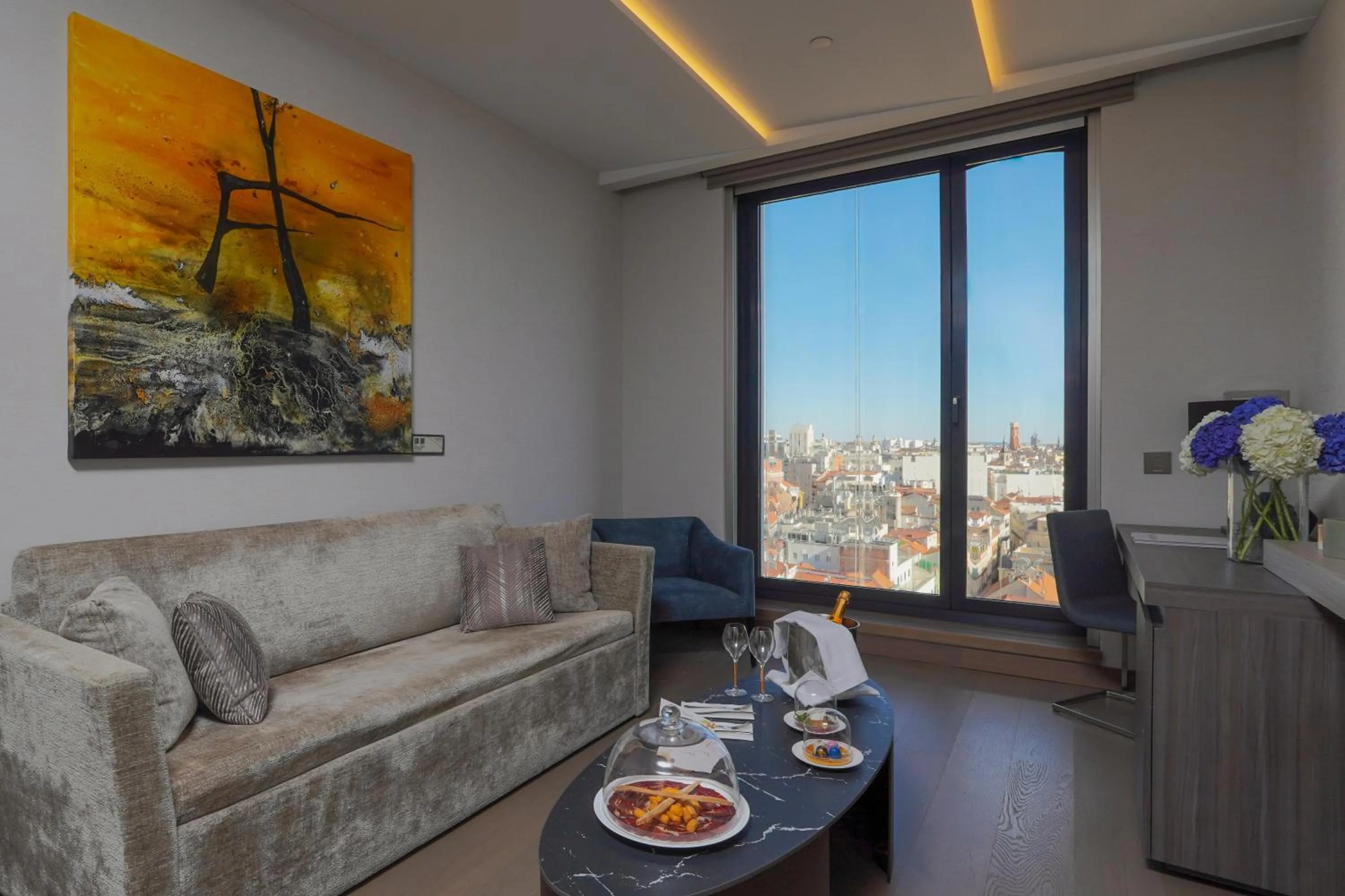 Photo of the whole room in VP Plaza España Design