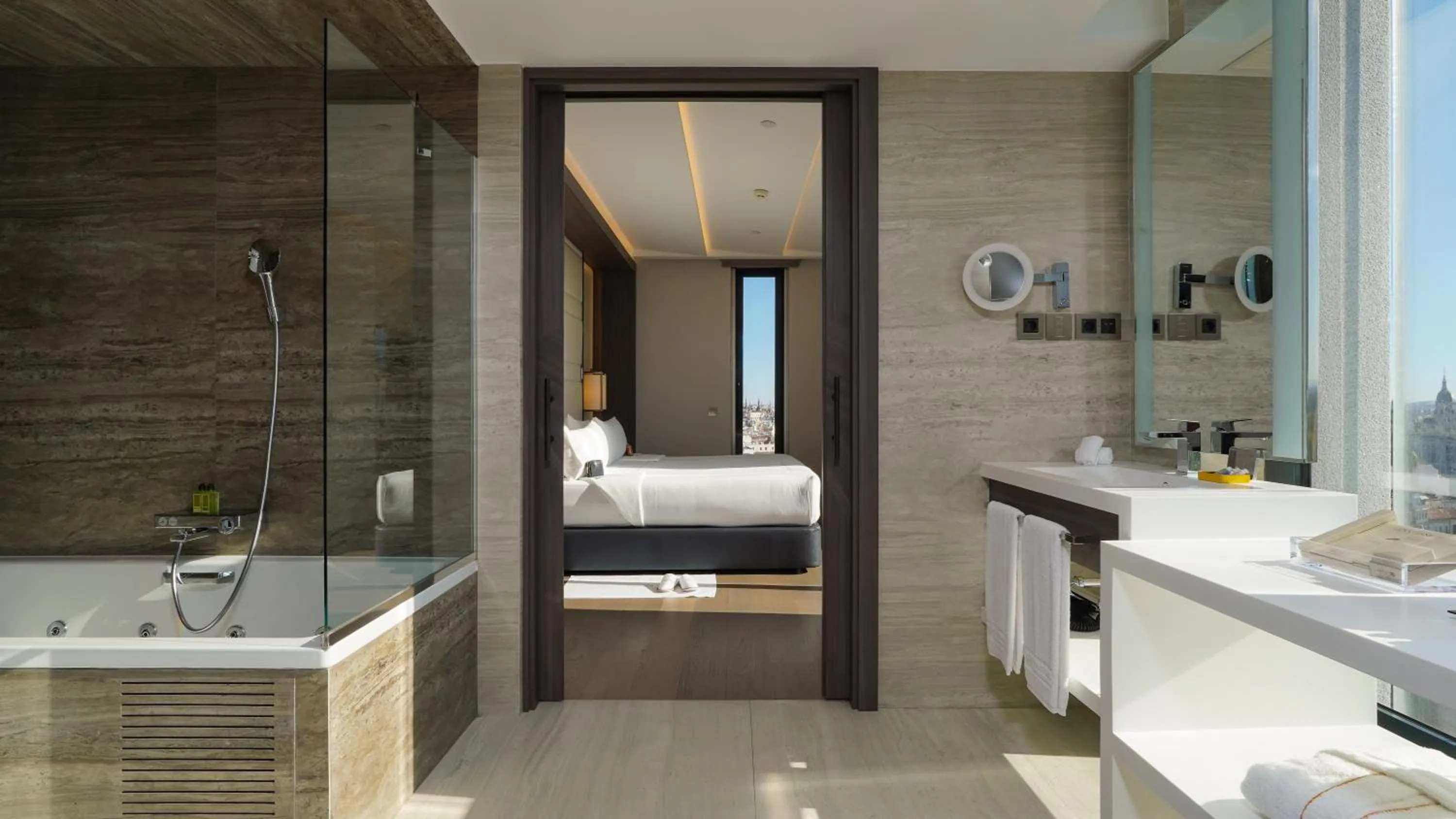 Photo of the whole room in VP Plaza España Design