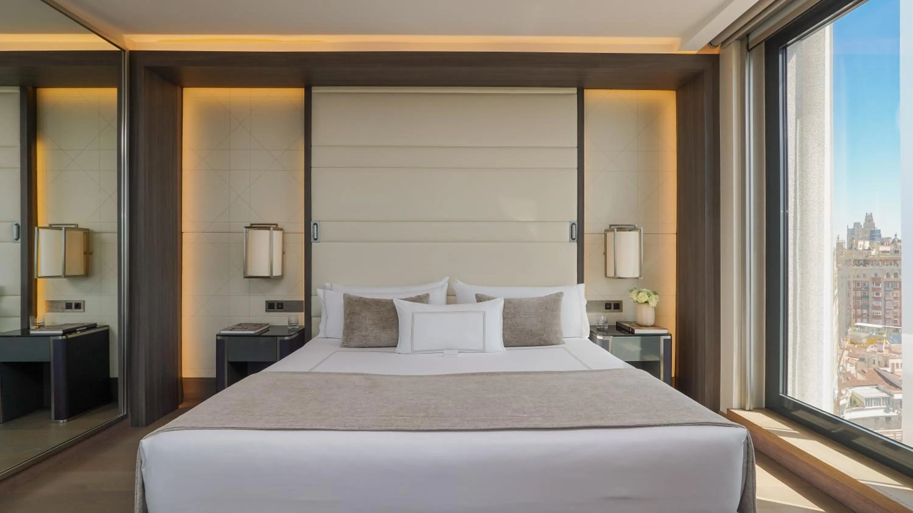 Photo of the whole room, Bed in VP Plaza España Design