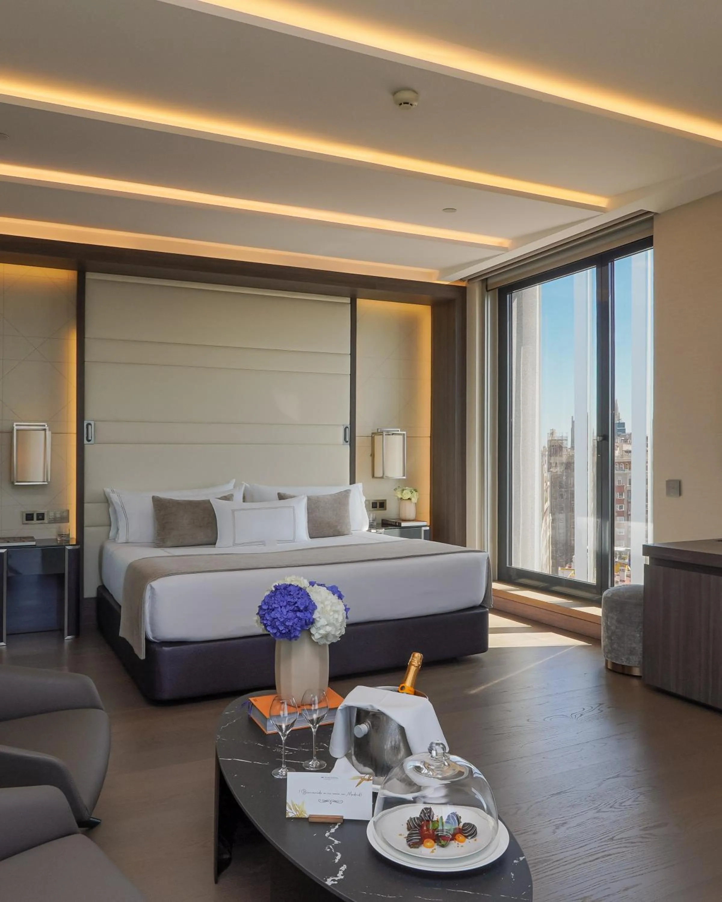 Photo of the whole room, Bed in VP Plaza España Design