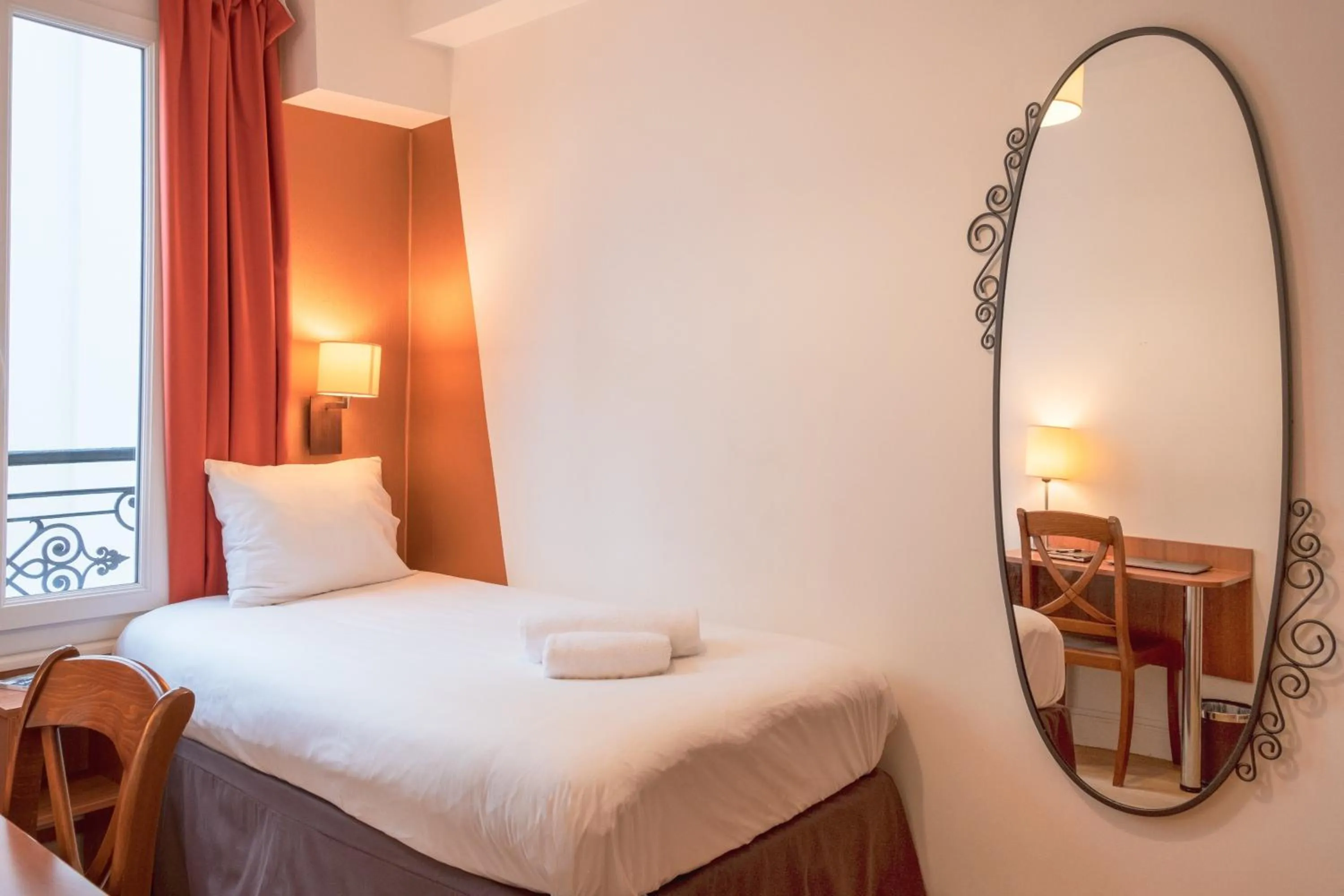 Bed in Hôtel Marignan