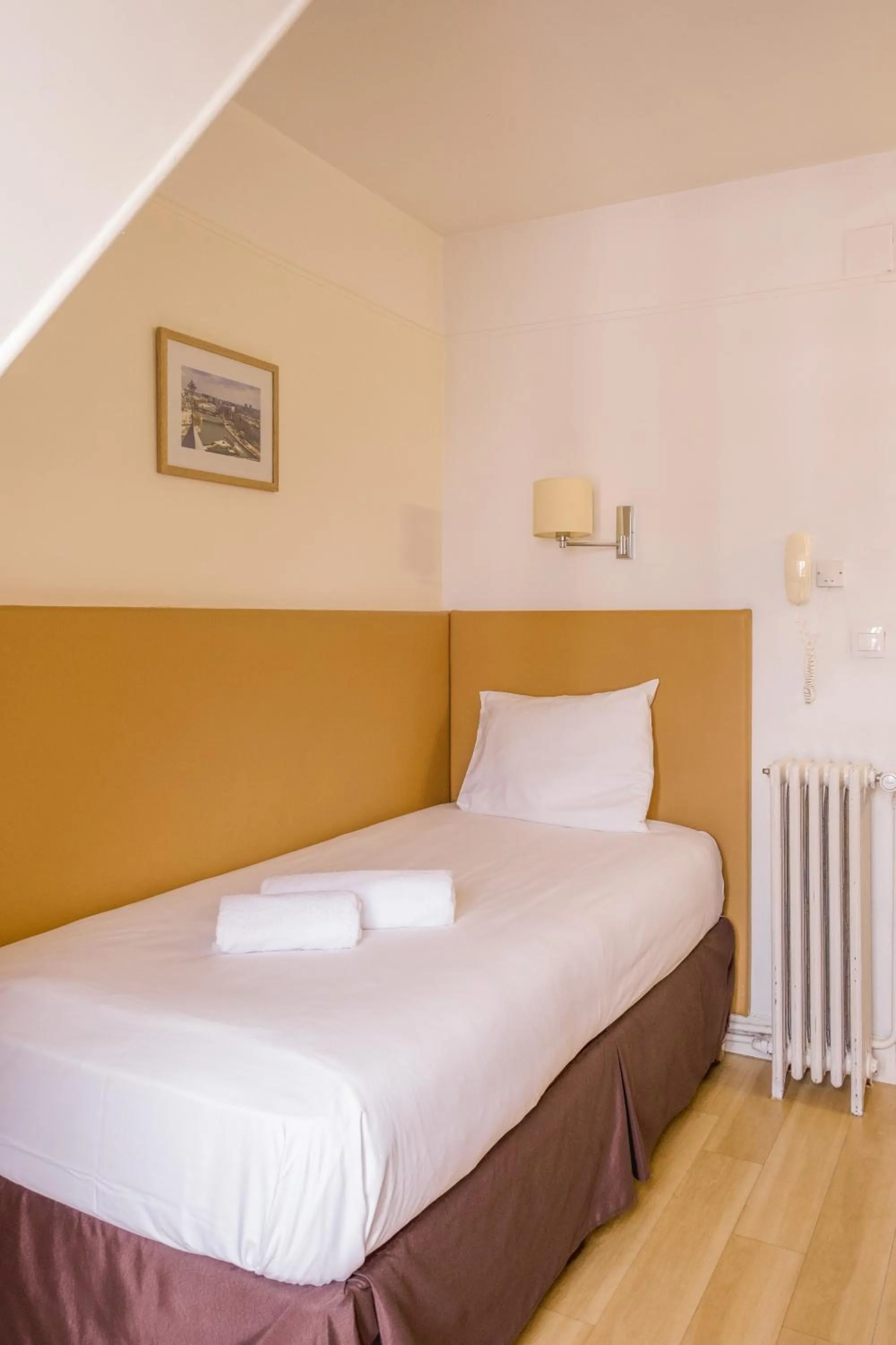 Bed in Hôtel Marignan