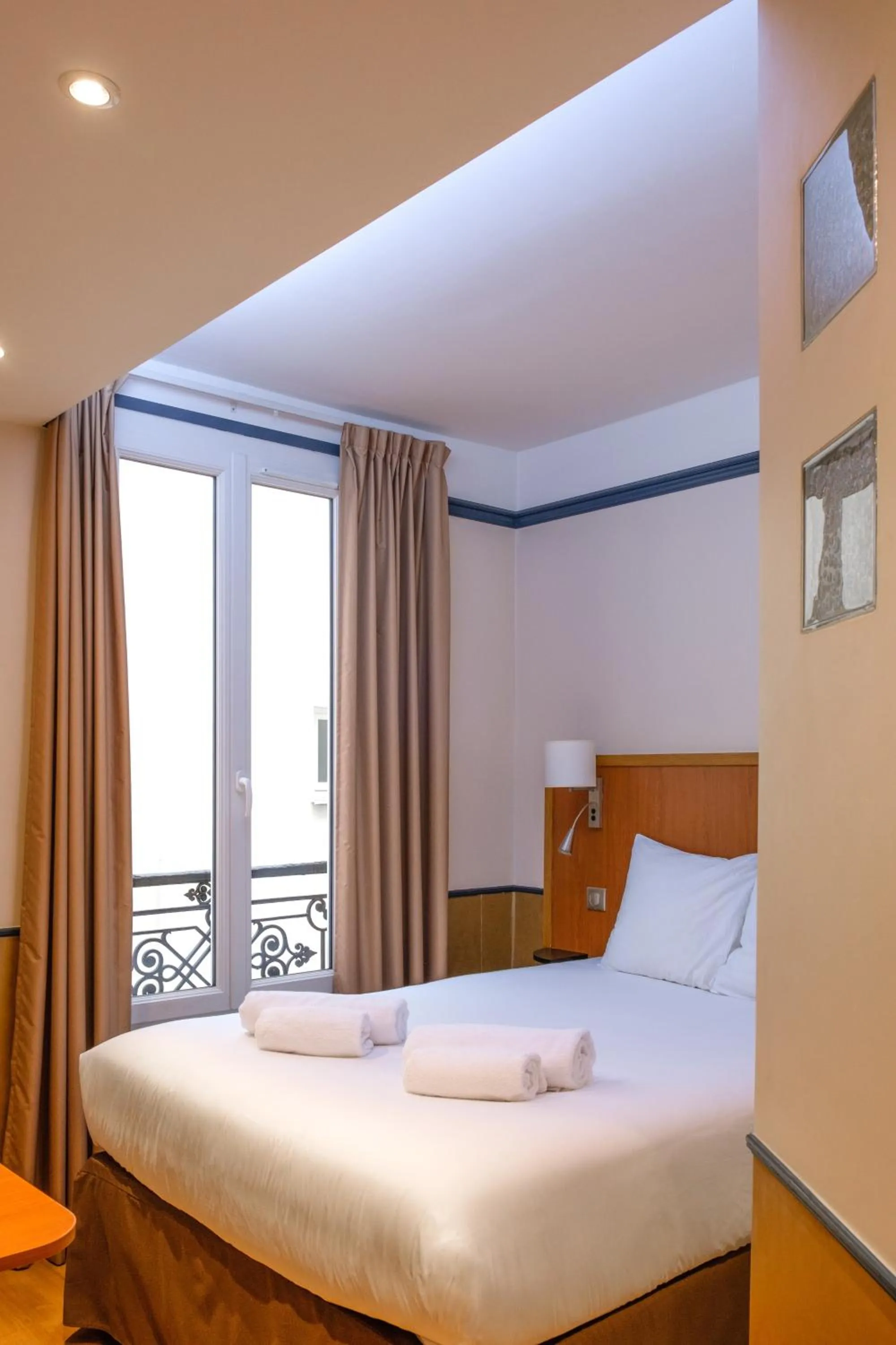 Bed in Hôtel Marignan