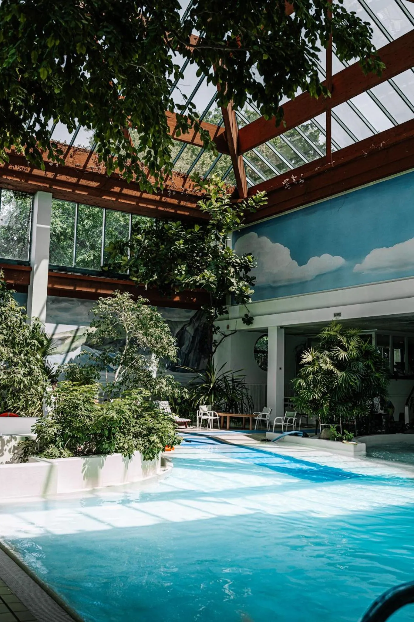 Swimming pool in Rahat Palace Hotel