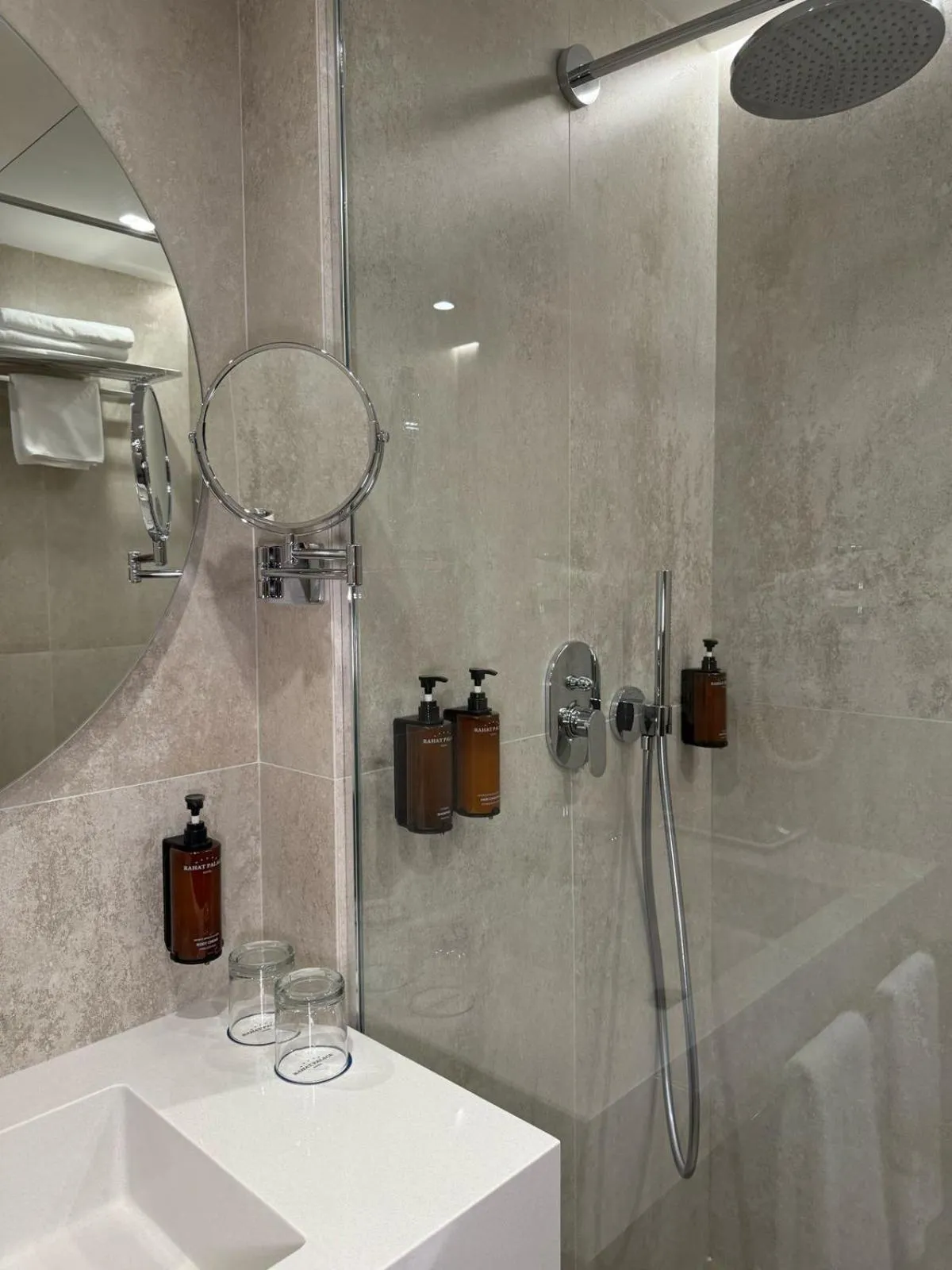 Shower in Rahat Palace Hotel