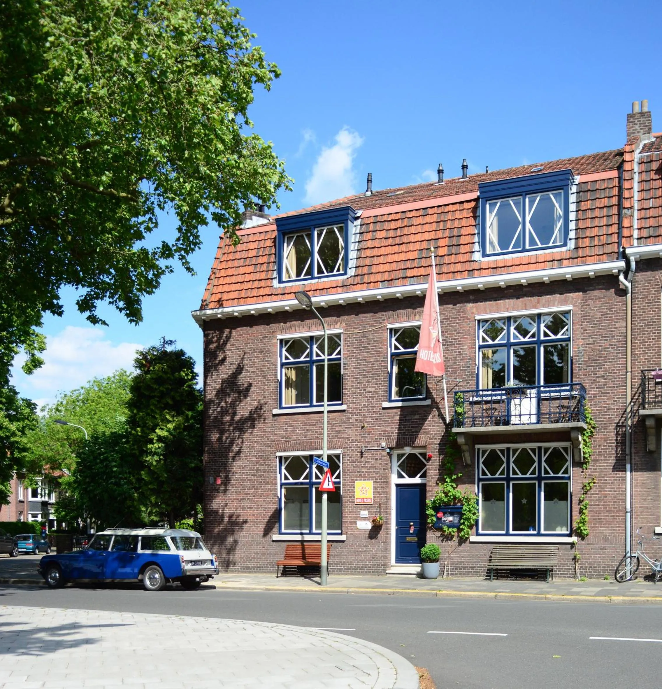 Facade/entrance in Logis Pastis