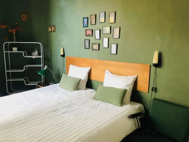 Shower, Bed in Logis Pastis