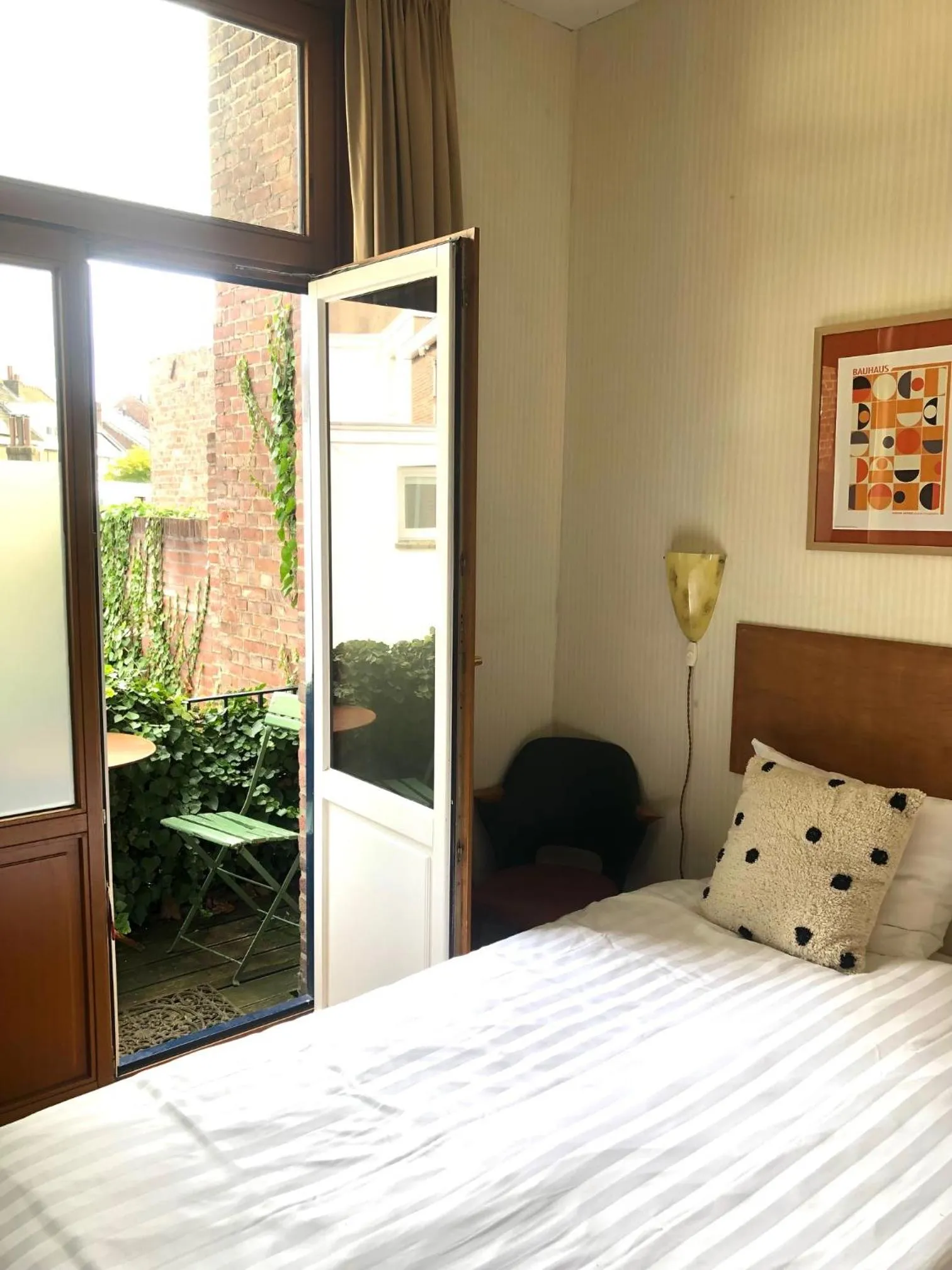 Garden view, Bed in Logis Pastis