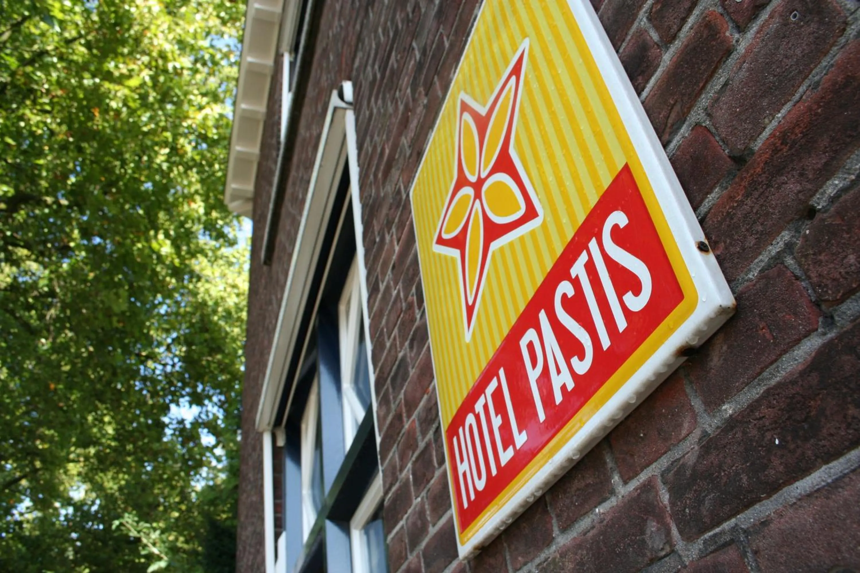 Facade/entrance in Logis Pastis
